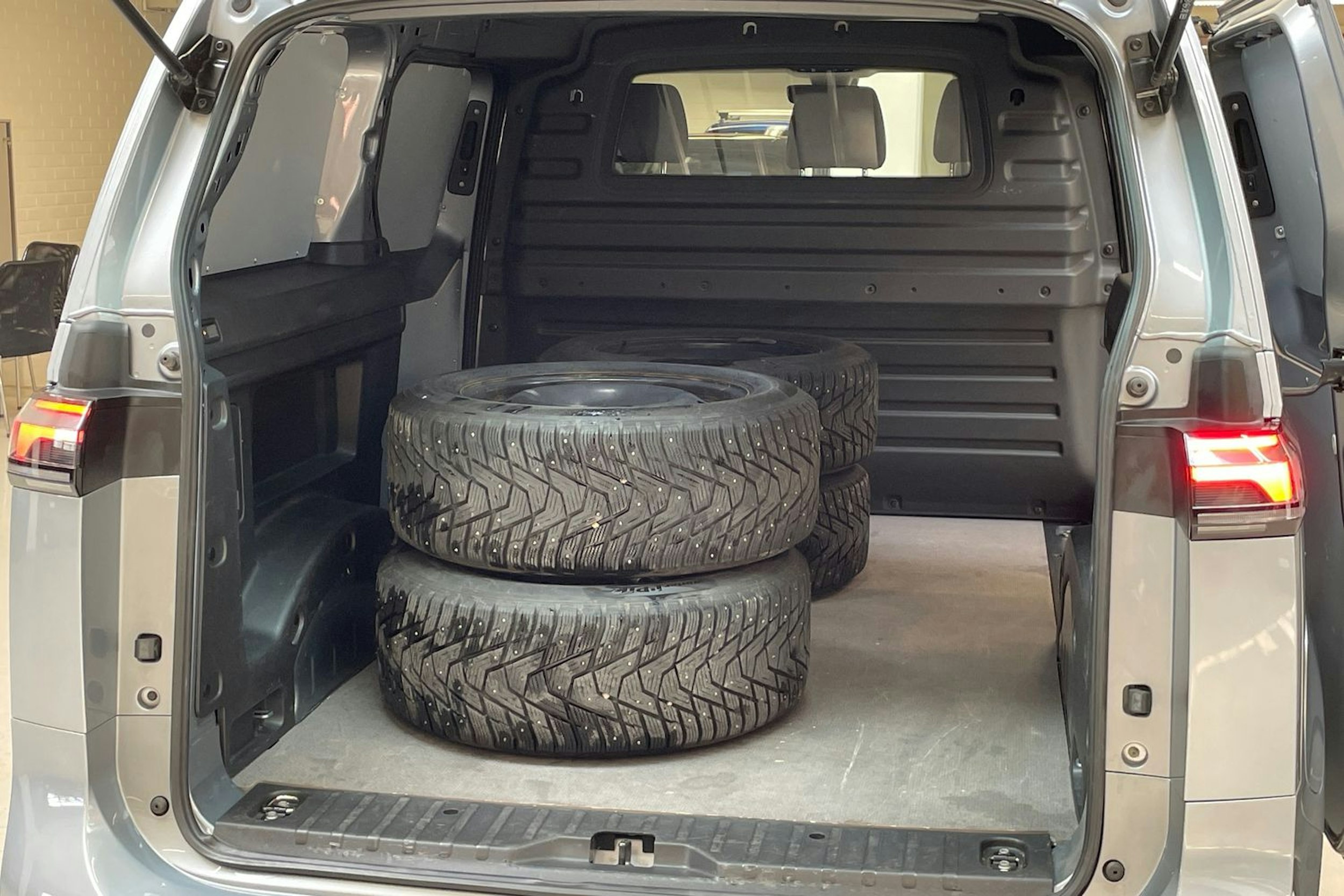 harmaa Volkswagen ID. Buzz Cargo 2023 kuva 15.