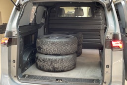harmaa Volkswagen ID. Buzz Cargo 2023 kuva 15.
