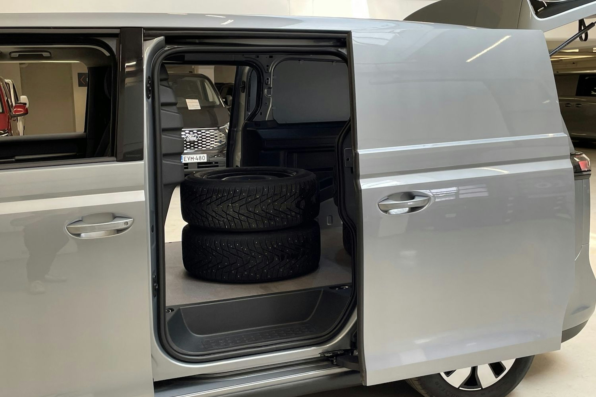 harmaa Volkswagen ID. Buzz Cargo 2023 kuva 16.