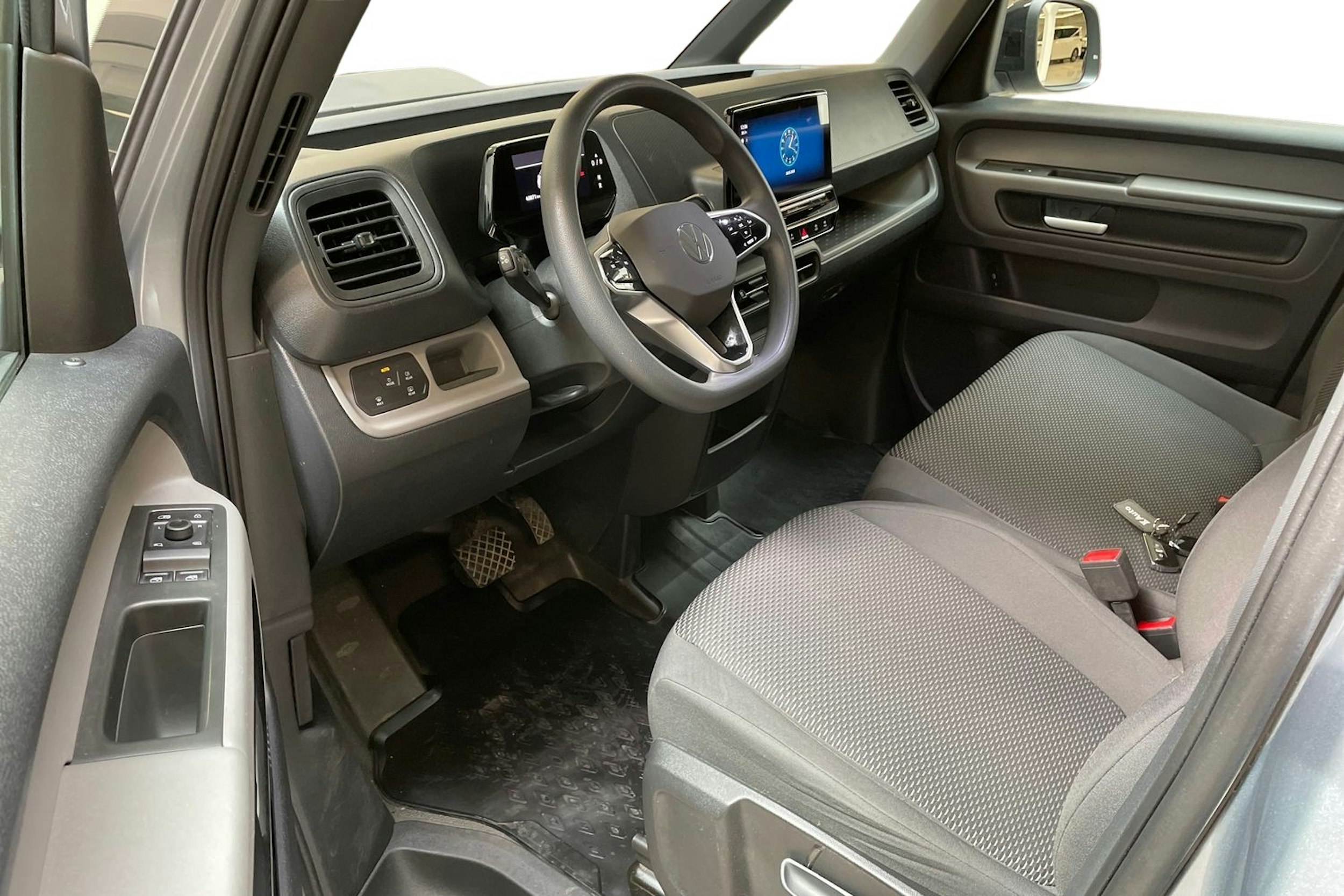met. harmaa Volkswagen ID. Buzz Cargo 2023 kuva 7.