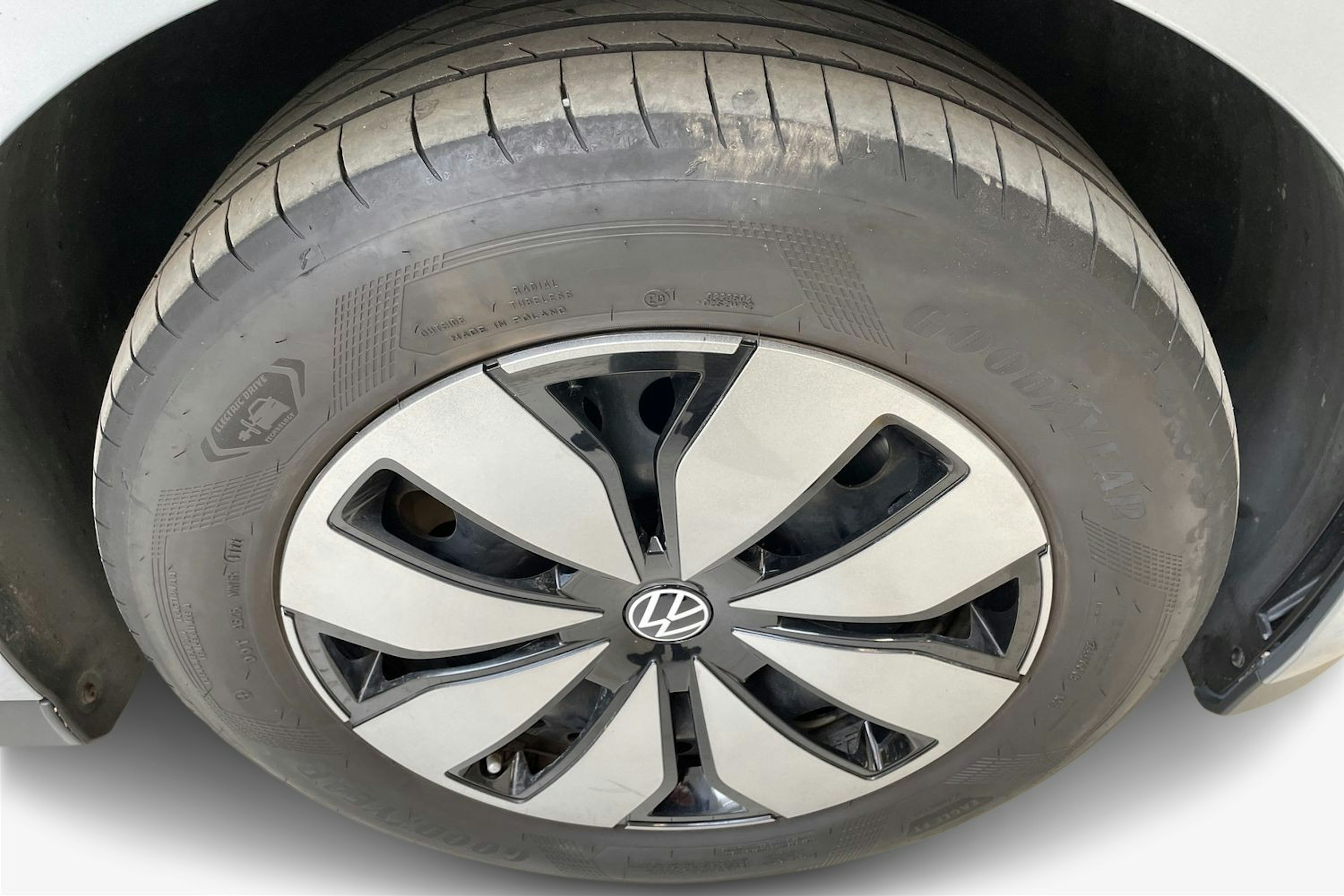met. harmaa Volkswagen ID. Buzz Cargo 2023 kuva 11.