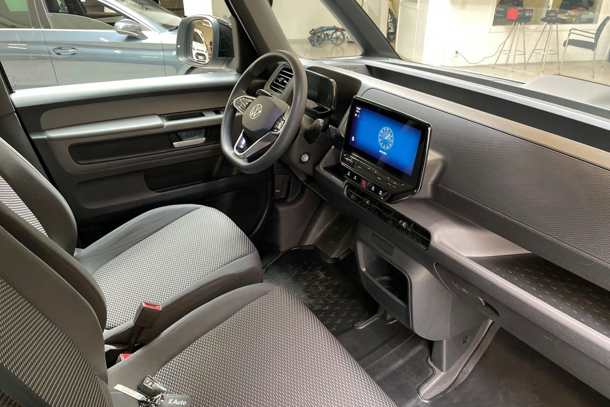 met. harmaa Volkswagen ID. Buzz Cargo 2023 kuva 13.
