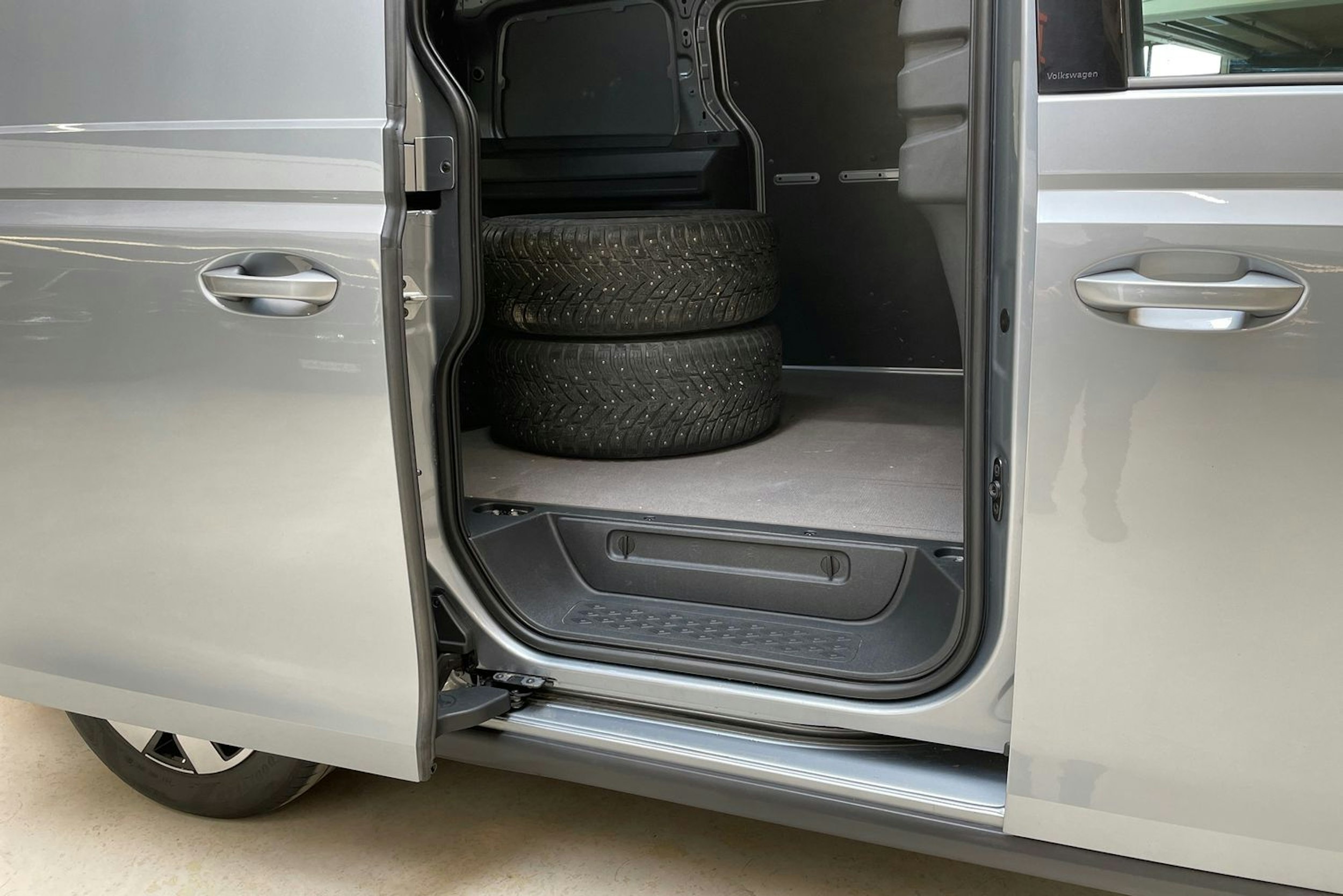 met. harmaa Volkswagen ID. Buzz Cargo 2023 kuva 15.