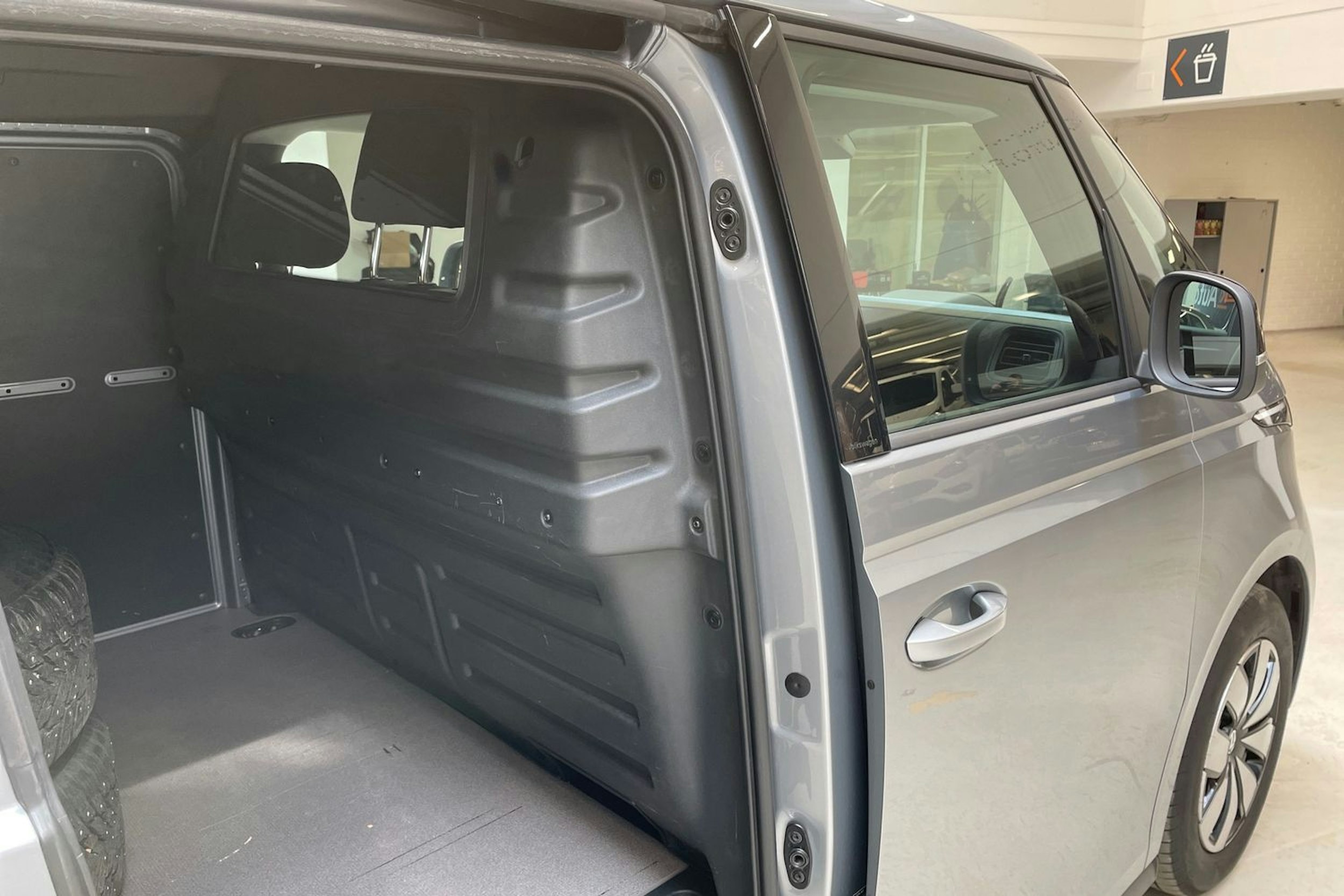 met. harmaa Volkswagen ID. Buzz Cargo 2023 kuva 16.