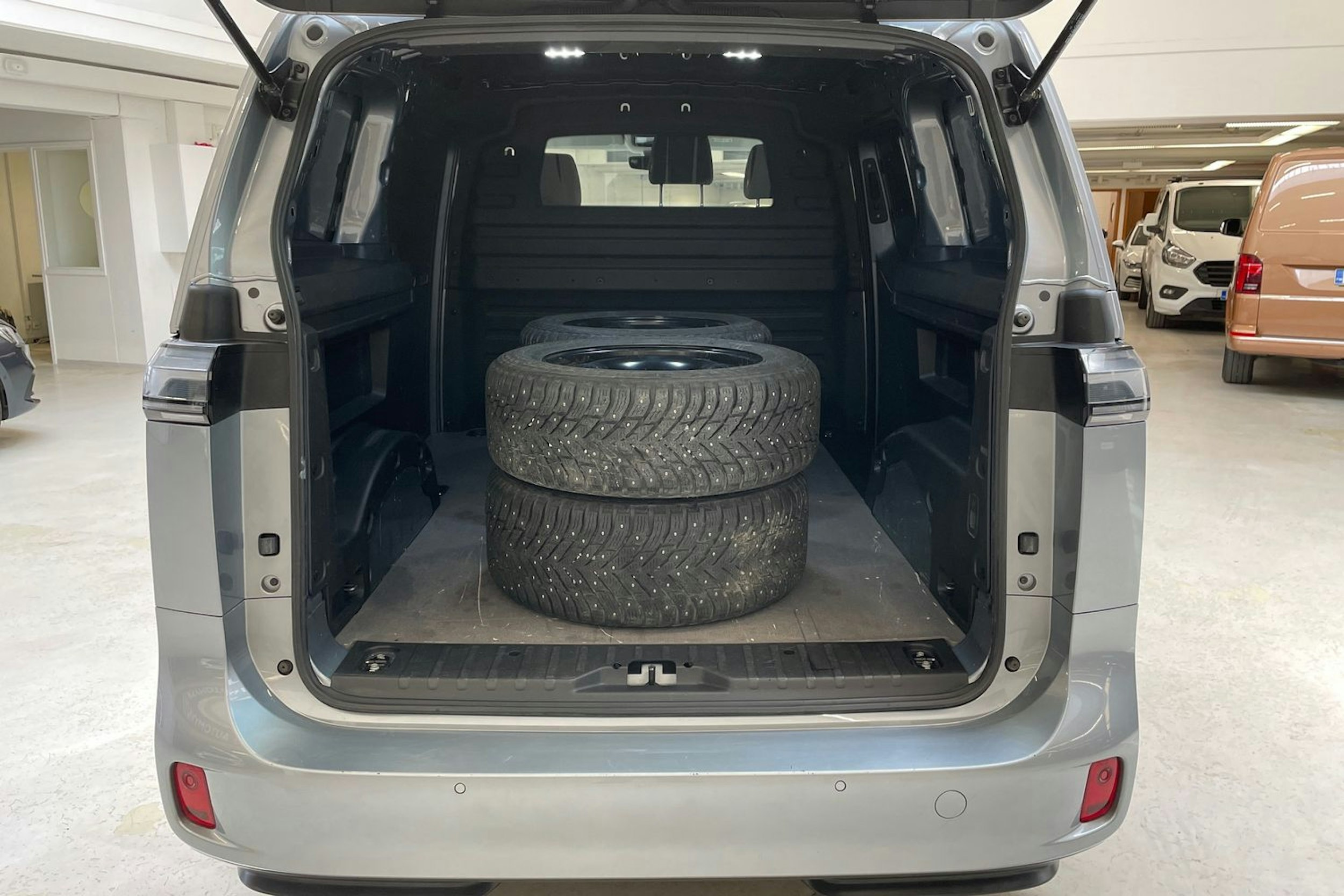 met. harmaa Volkswagen ID. Buzz Cargo 2023 kuva 18.