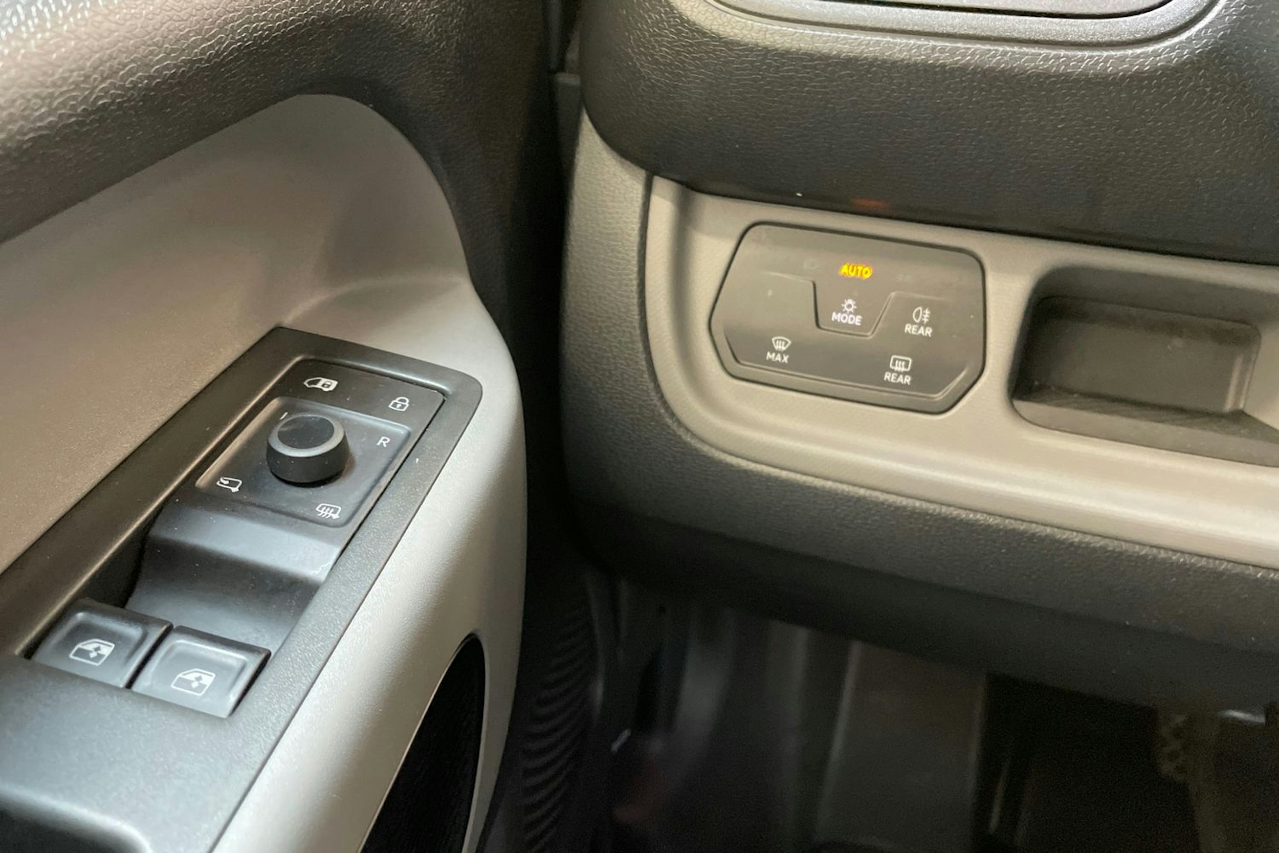 met. harmaa Volkswagen ID. Buzz Cargo 2023 kuva 21.