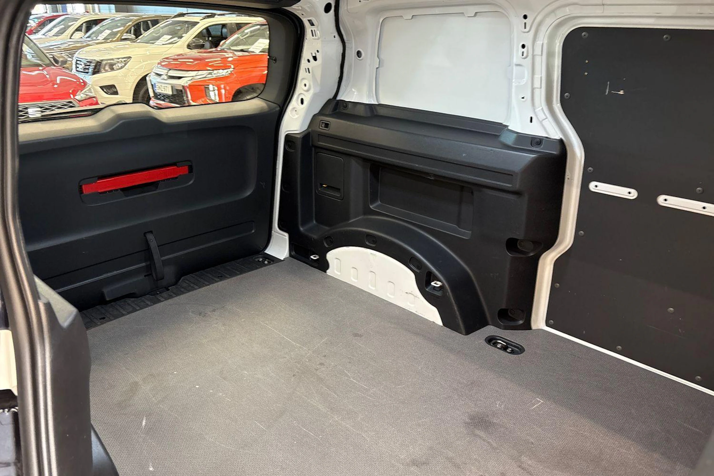 valkoinen Volkswagen ID. Buzz Cargo 2023 kuva 8.