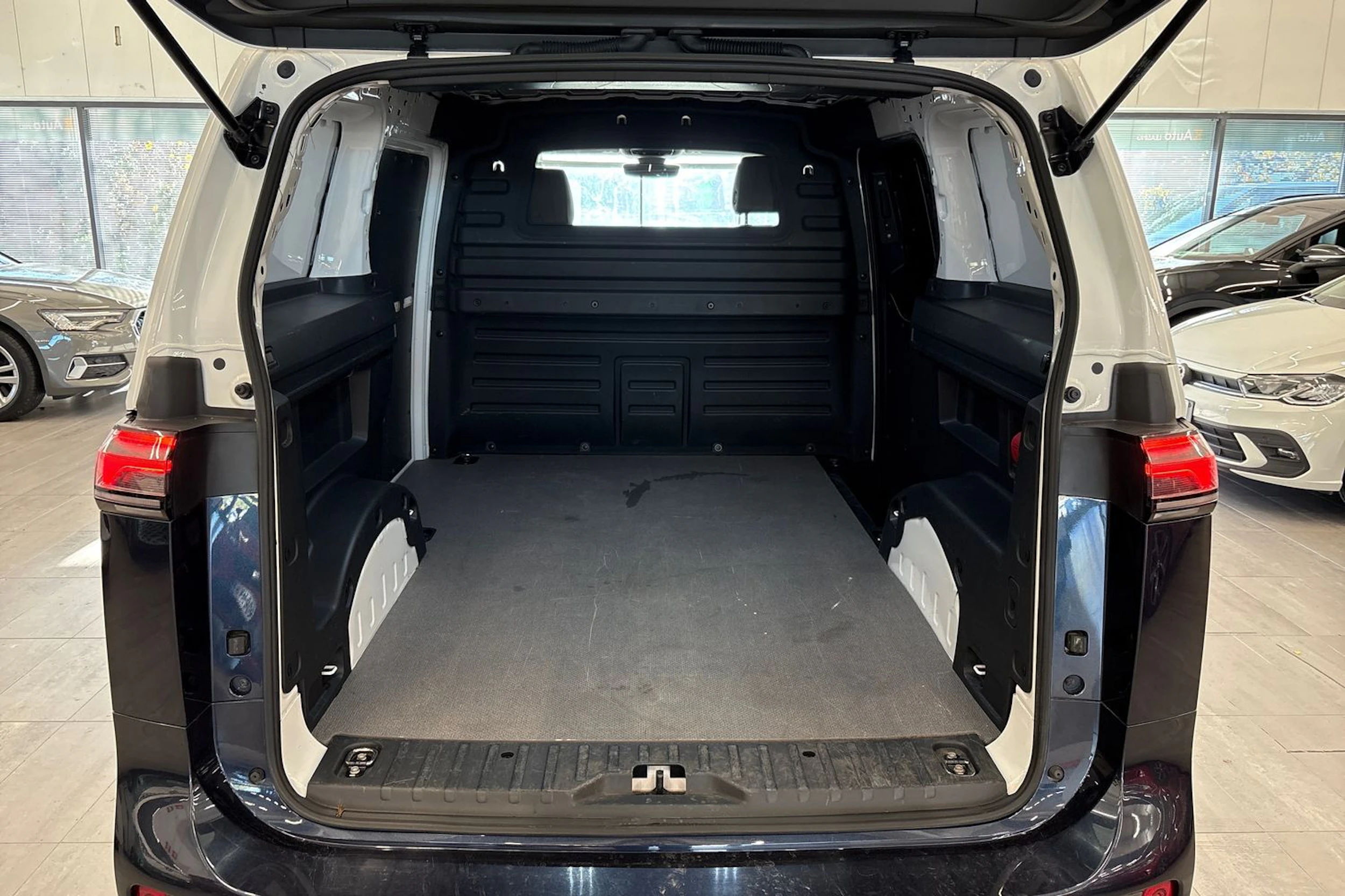 valkoinen Volkswagen ID. Buzz Cargo 2023 kuva 15.