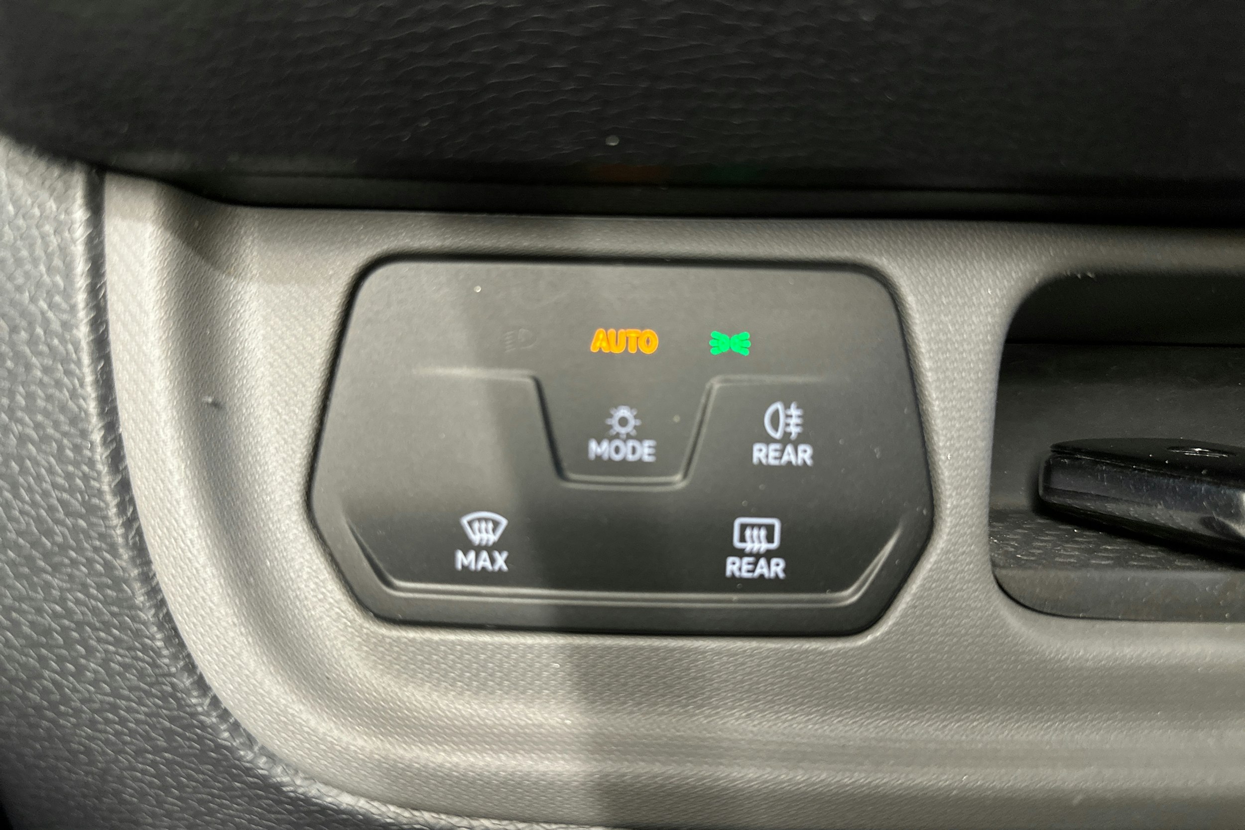 valkoinen Volkswagen ID. Buzz Cargo 2023 kuva 14.