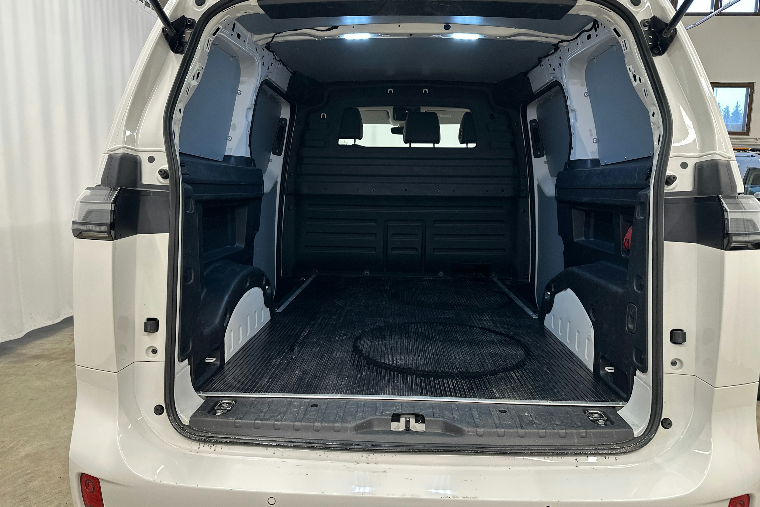 valkoinen Volkswagen ID. Buzz Cargo 2023 kuva 15.