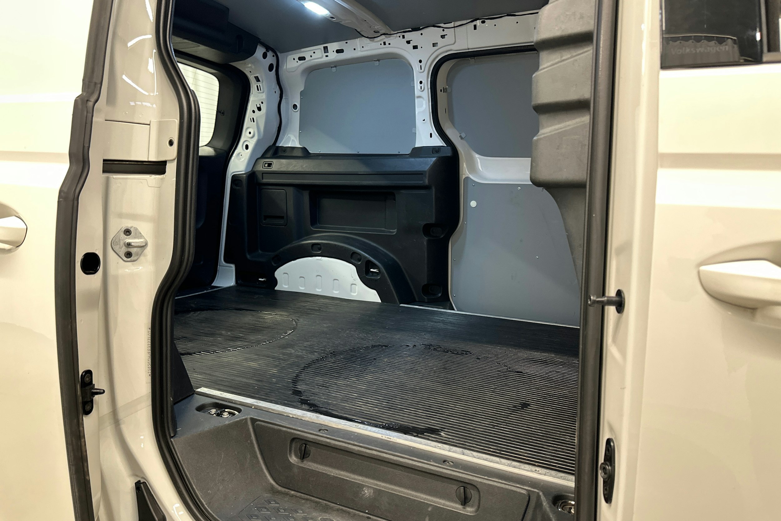 valkoinen Volkswagen ID. Buzz Cargo 2023 kuva 16.