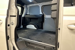 valkoinen Volkswagen ID. Buzz Cargo 2023 kuva 16.