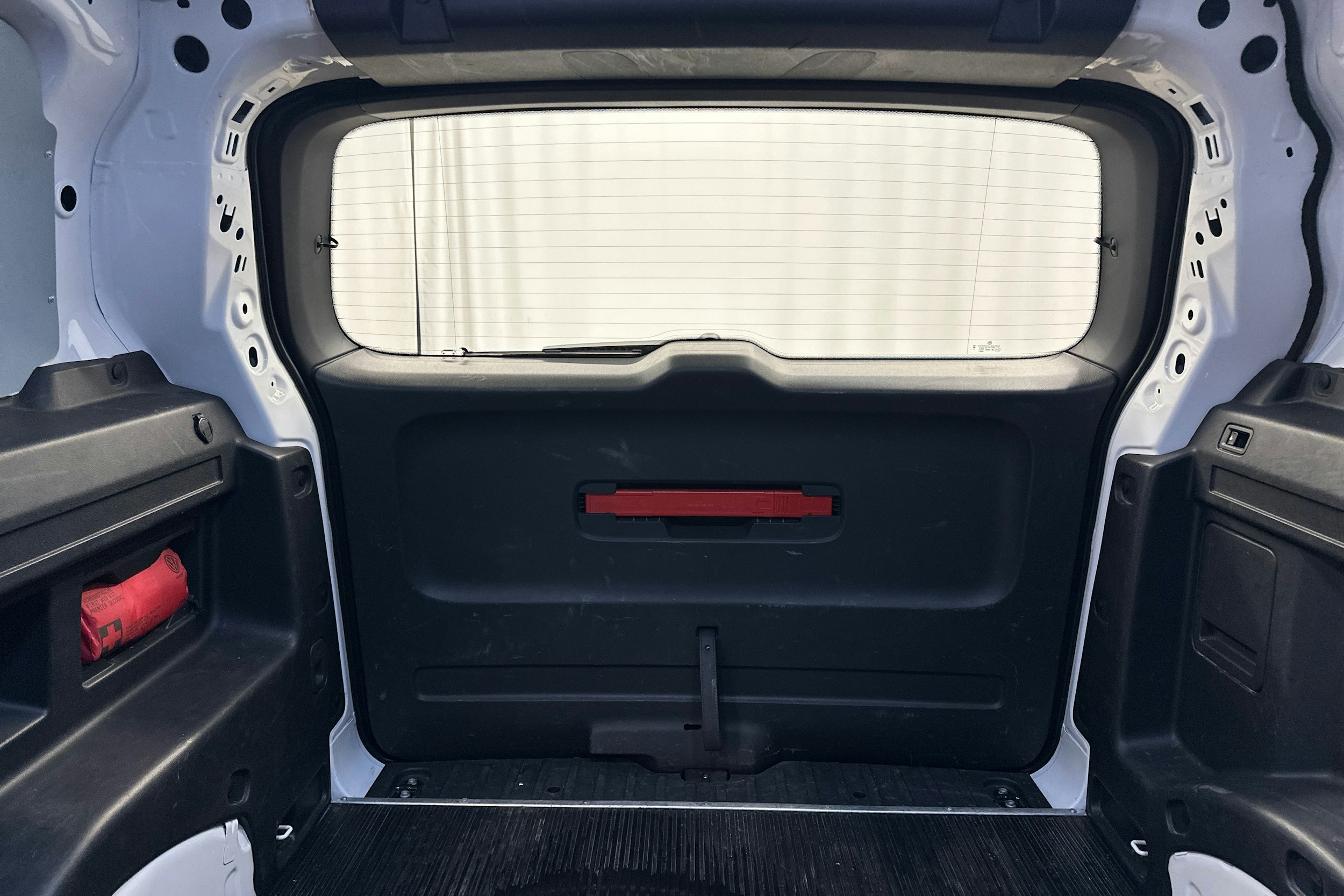 valkoinen Volkswagen ID. Buzz Cargo 2023 kuva 17.