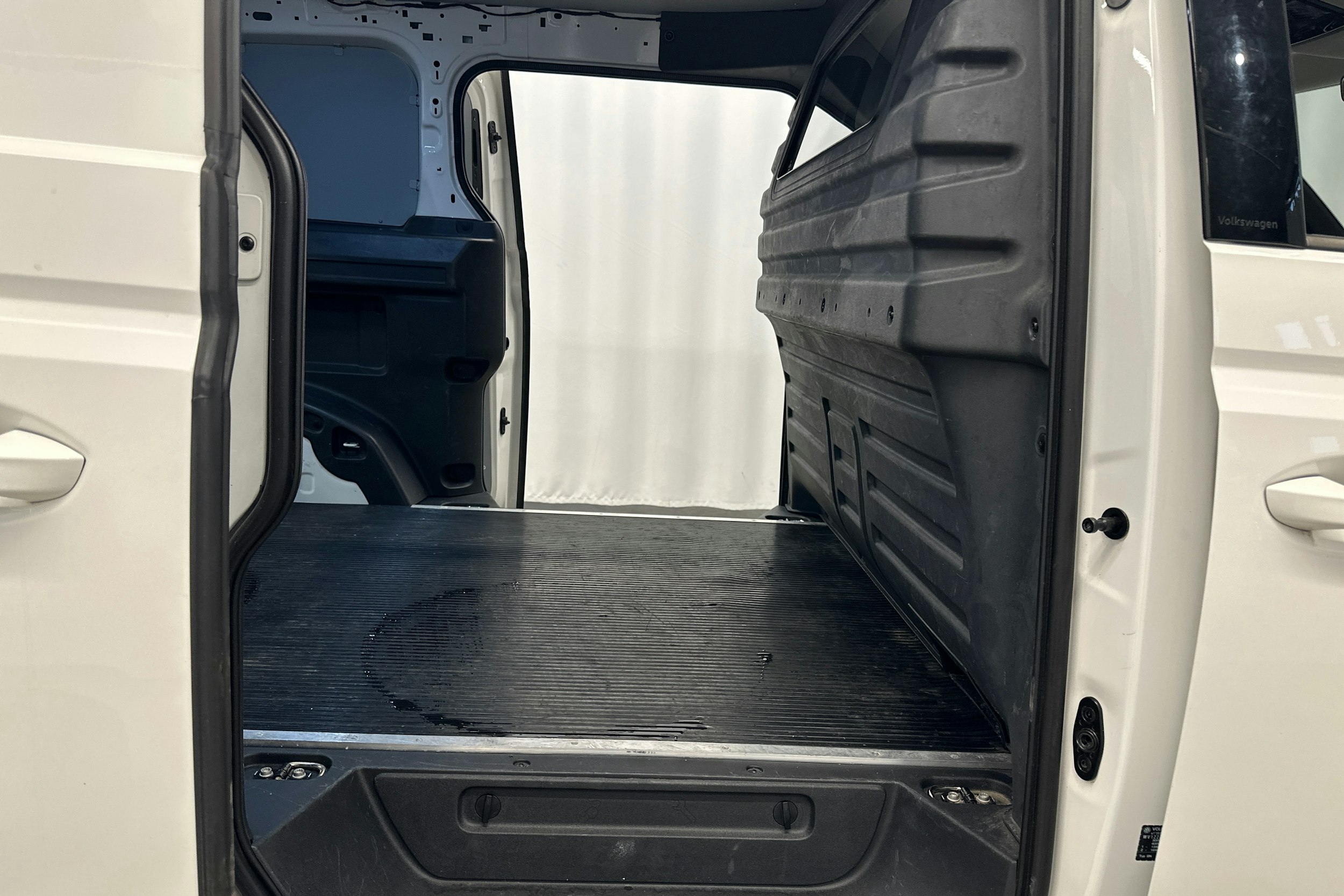 valkoinen Volkswagen ID. Buzz Cargo 2023 kuva 18.