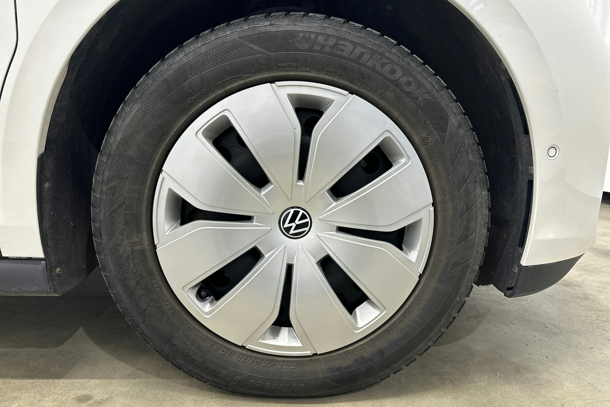 valkoinen Volkswagen ID. Buzz Cargo 2023 kuva 19.