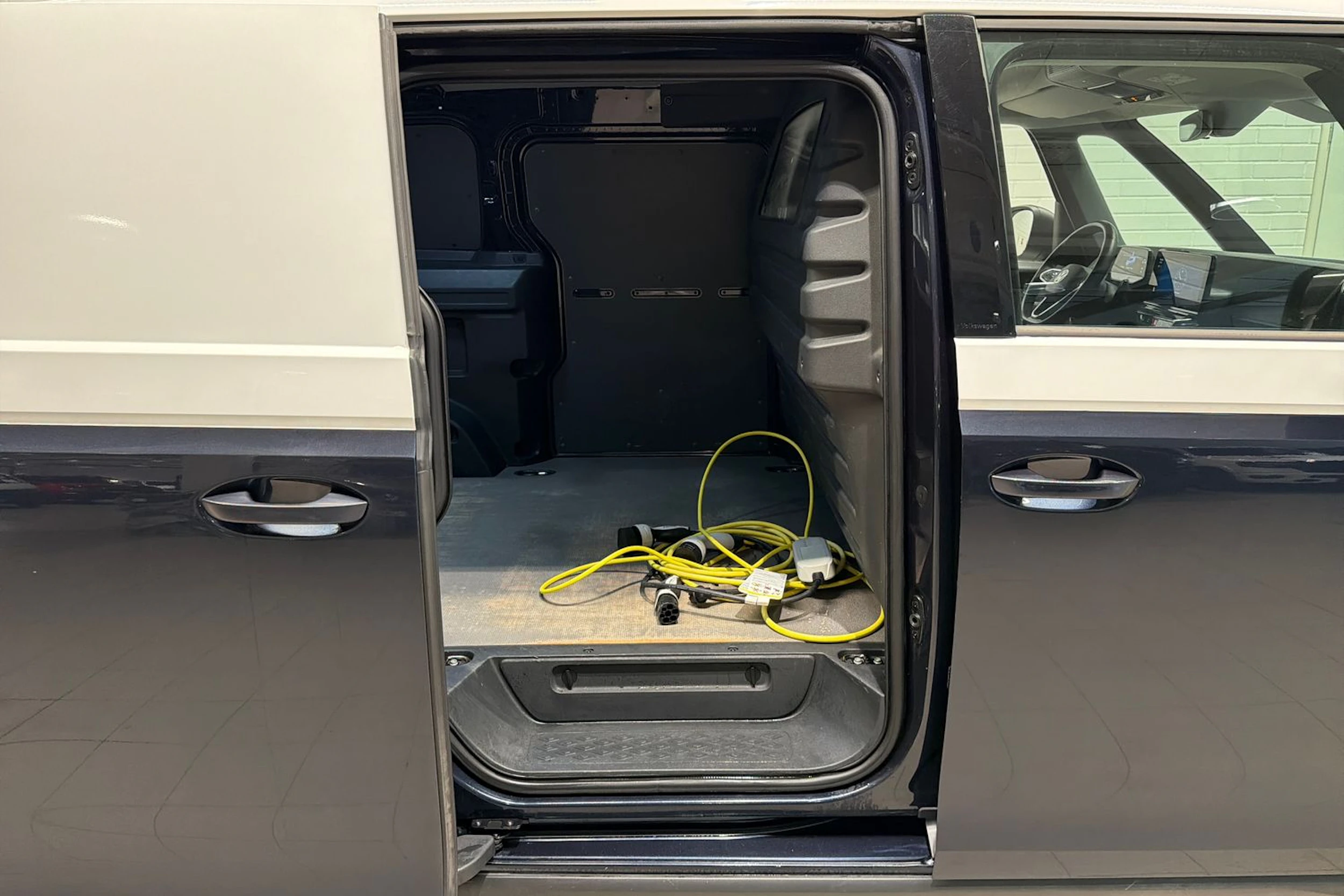 sininen Volkswagen ID. Buzz Cargo 2023 kuva 22.