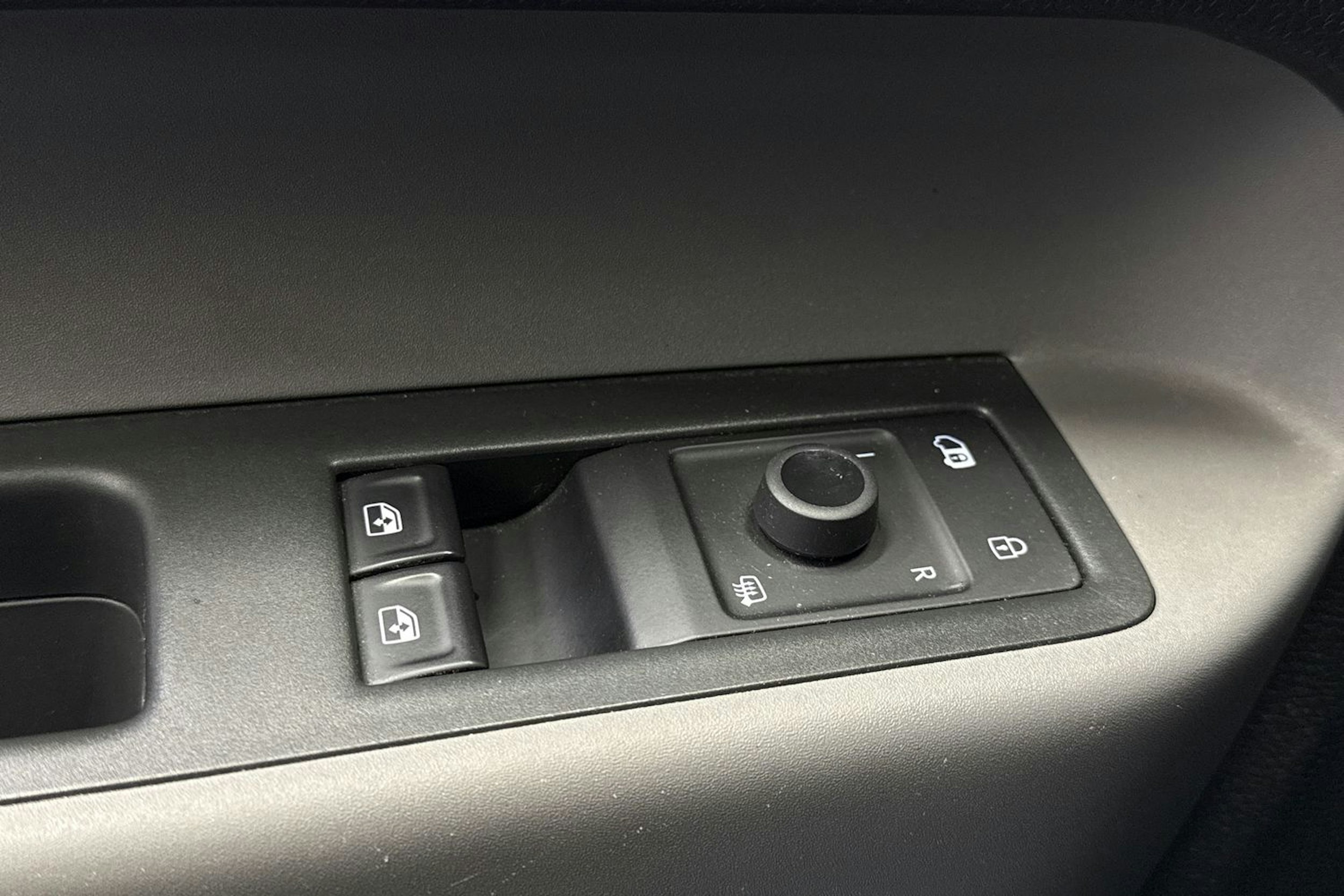 met. harmaa Volkswagen ID. Buzz Cargo 2023 kuva 13.