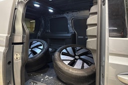 met. harmaa Volkswagen ID. Buzz Cargo 2023 kuva 32.