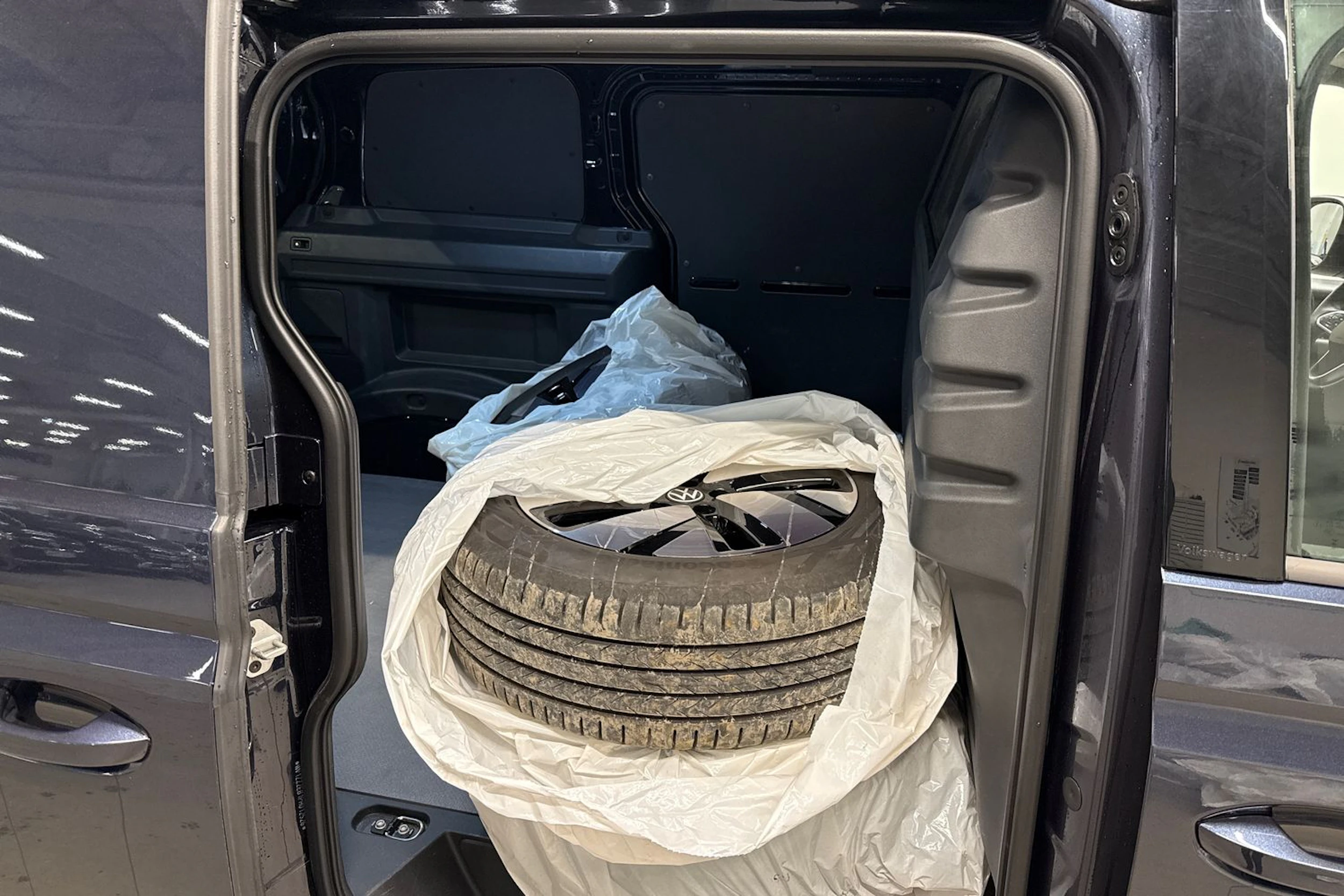 sininen Volkswagen ID. Buzz Cargo 2023 kuva 10.