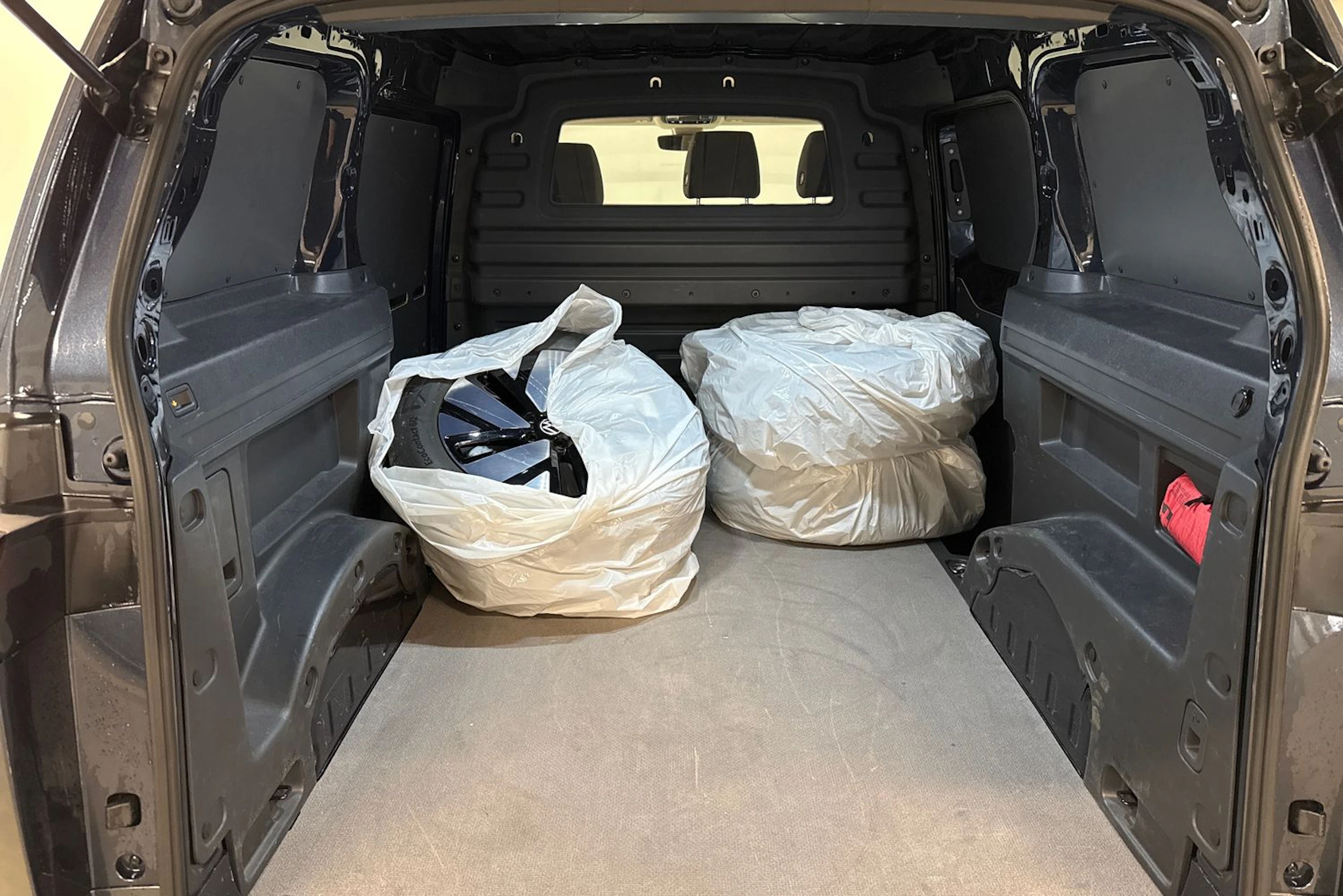 sininen Volkswagen ID. Buzz Cargo 2023 kuva 11.