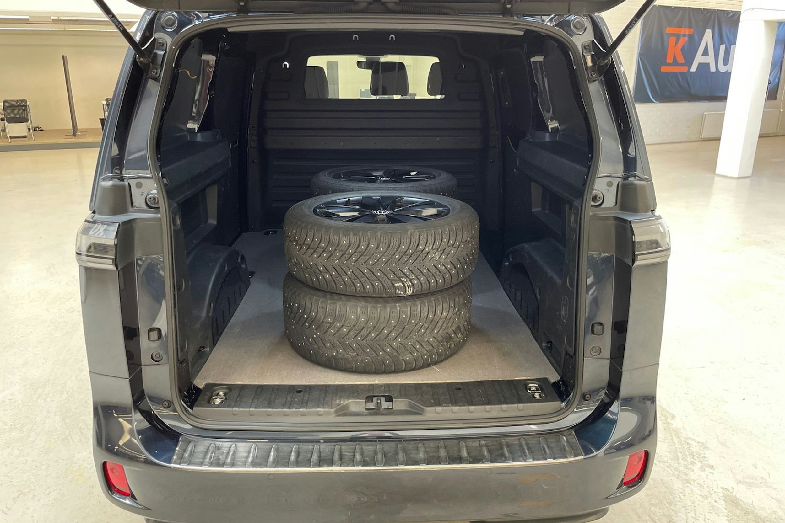 sininen Volkswagen ID. Buzz Cargo 2023 kuva 17.