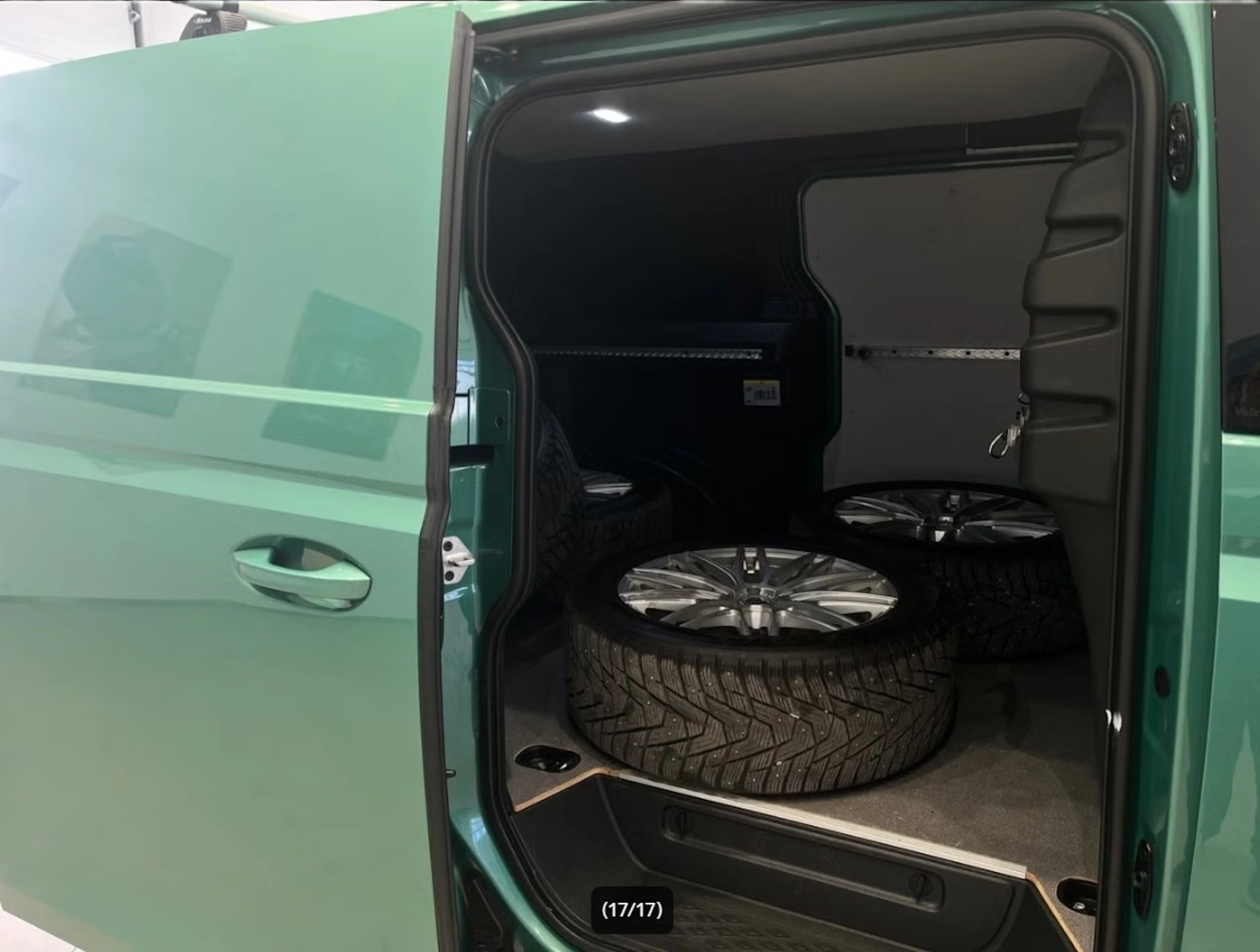 vihreä Volkswagen ID. Buzz Cargo 2024 kuva 6.