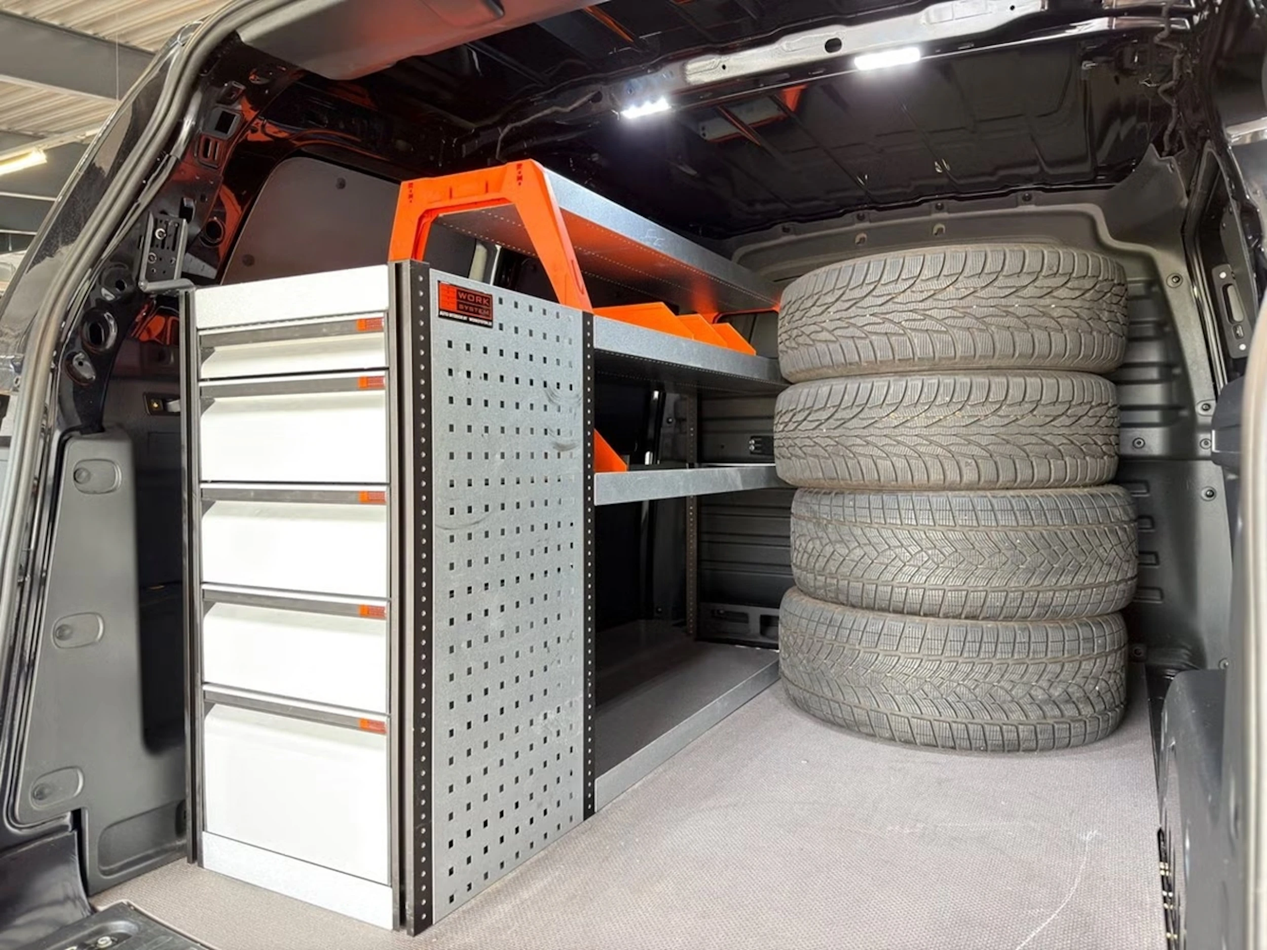 musta Volkswagen ID. Buzz Cargo 2024 kuva 11.