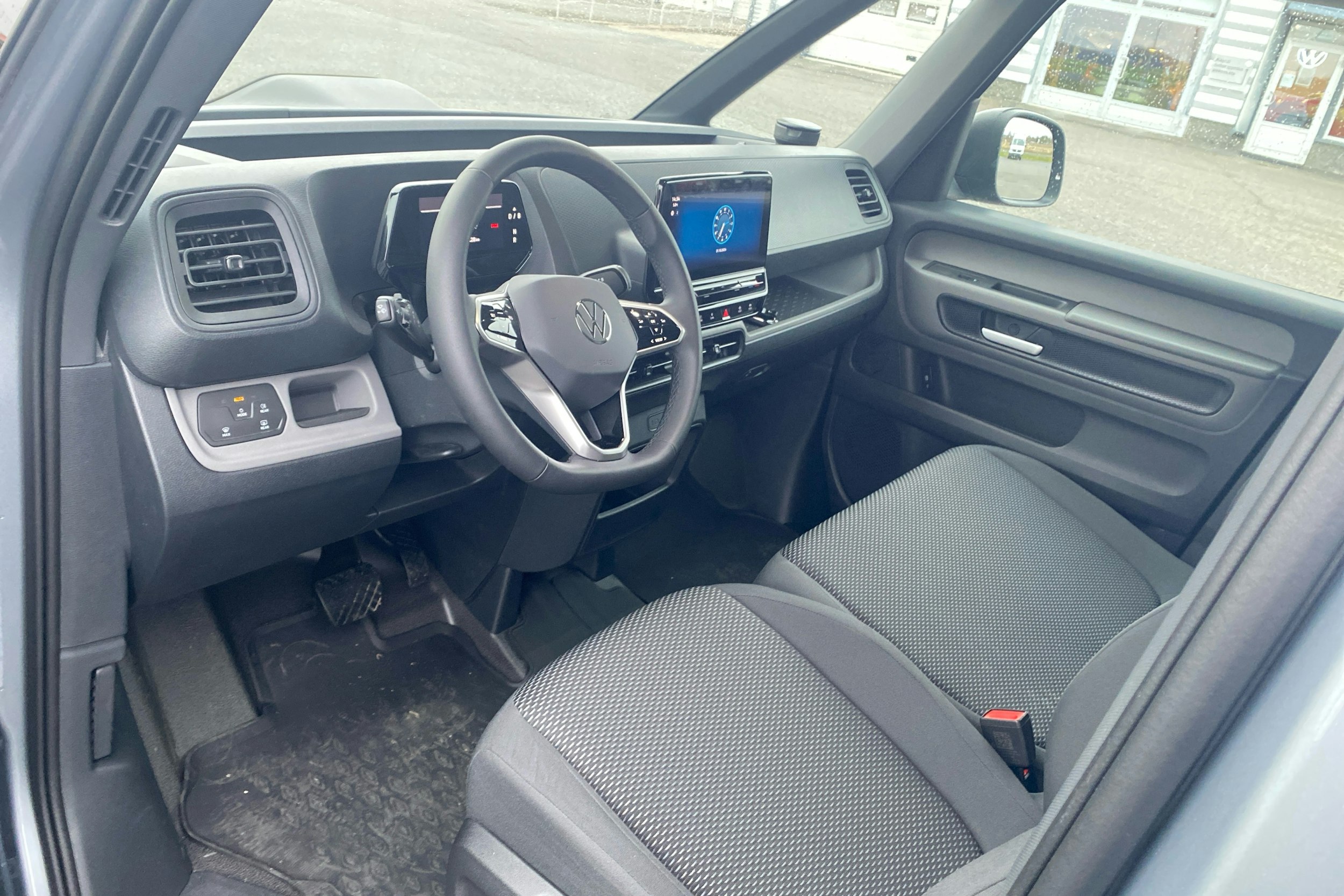 harmaa Volkswagen ID. Buzz Cargo 2024 kuva 6.