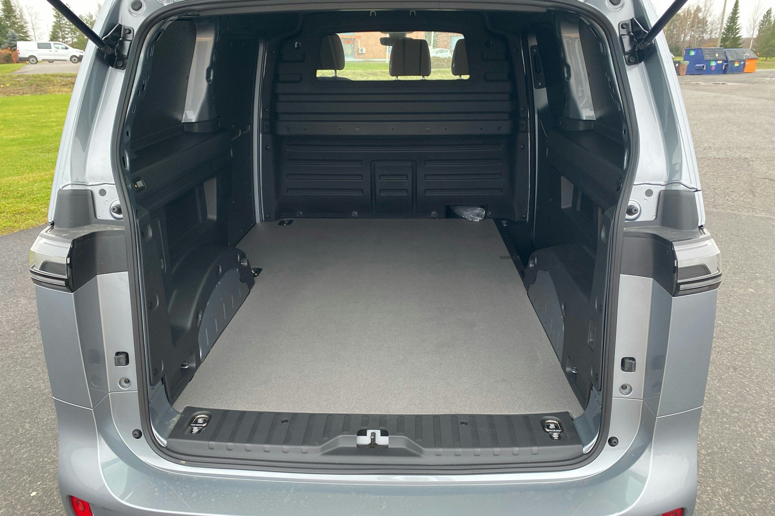 harmaa Volkswagen ID. Buzz Cargo 2024 kuva 8.