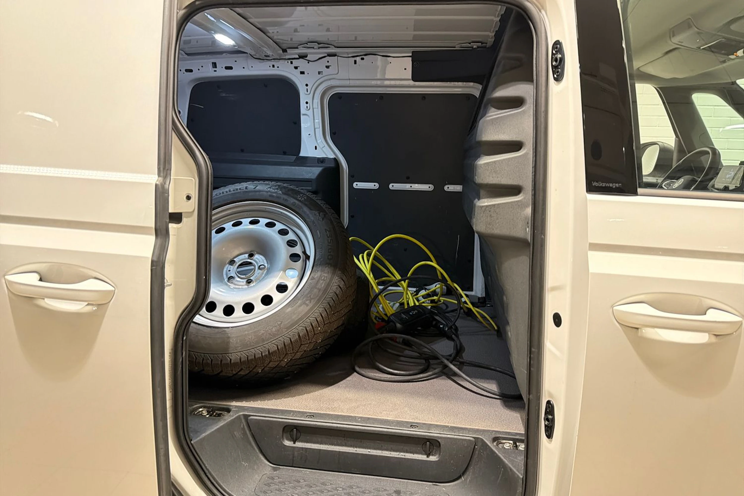 valkoinen Volkswagen ID. Buzz Cargo 2024 kuva 18.
