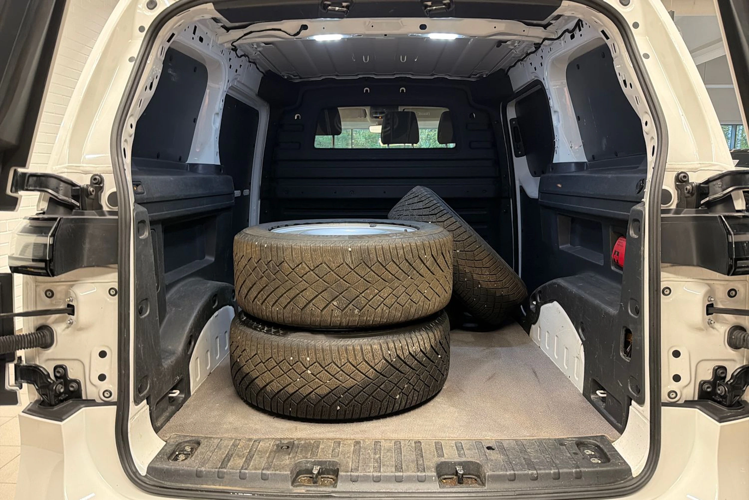 valkoinen Volkswagen ID. Buzz Cargo 2024 kuva 19.