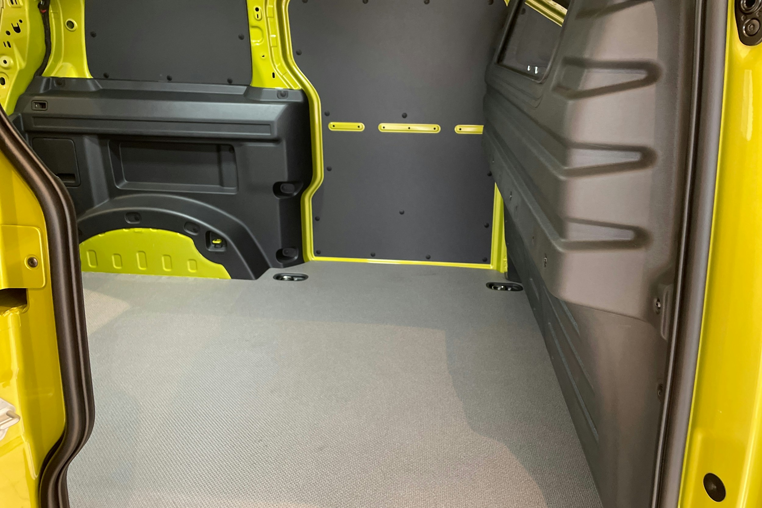 keltainen Volkswagen ID. Buzz Cargo 2024 kuva 8.