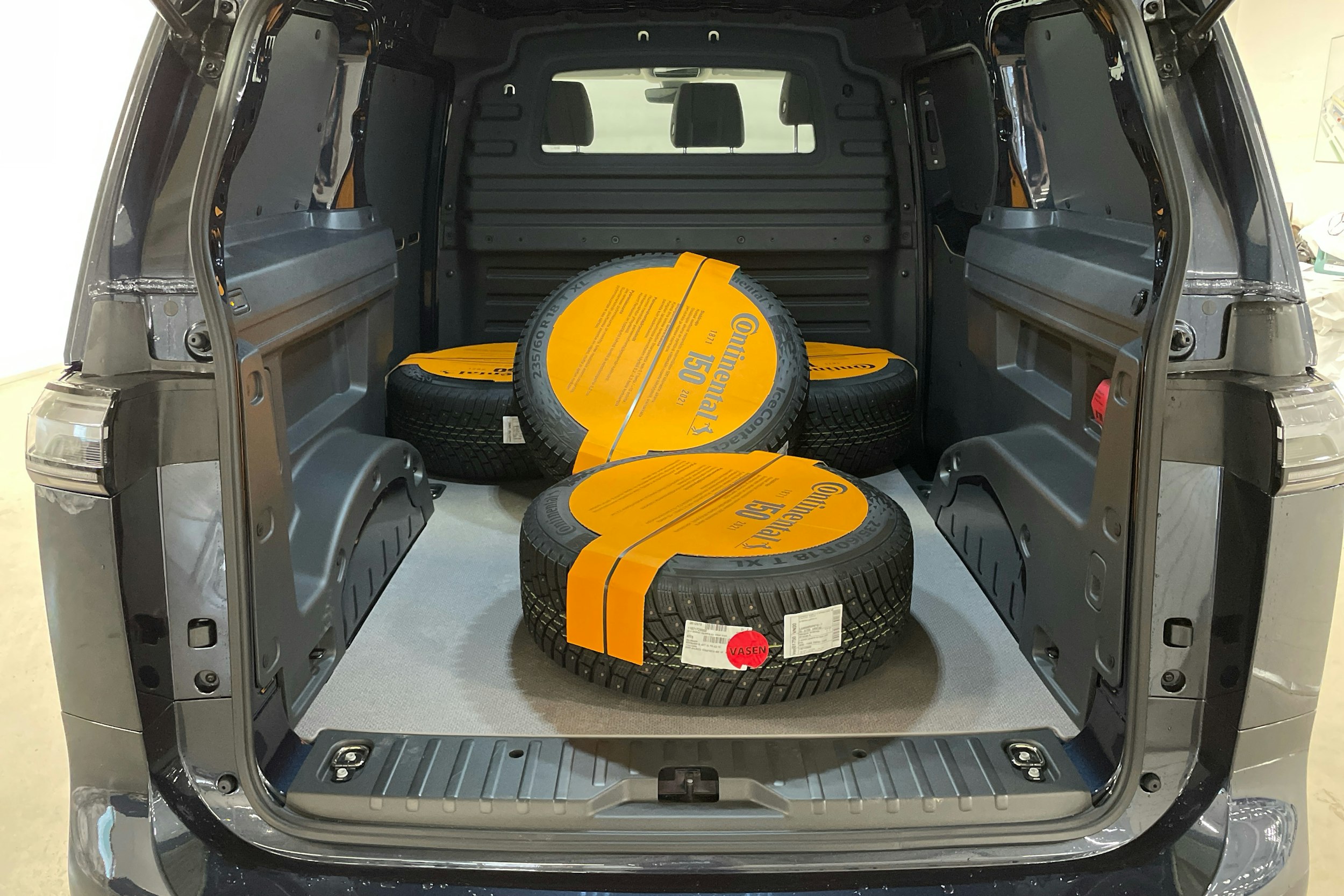 met. sininen Volkswagen ID. Buzz Cargo 2024 kuva 11.