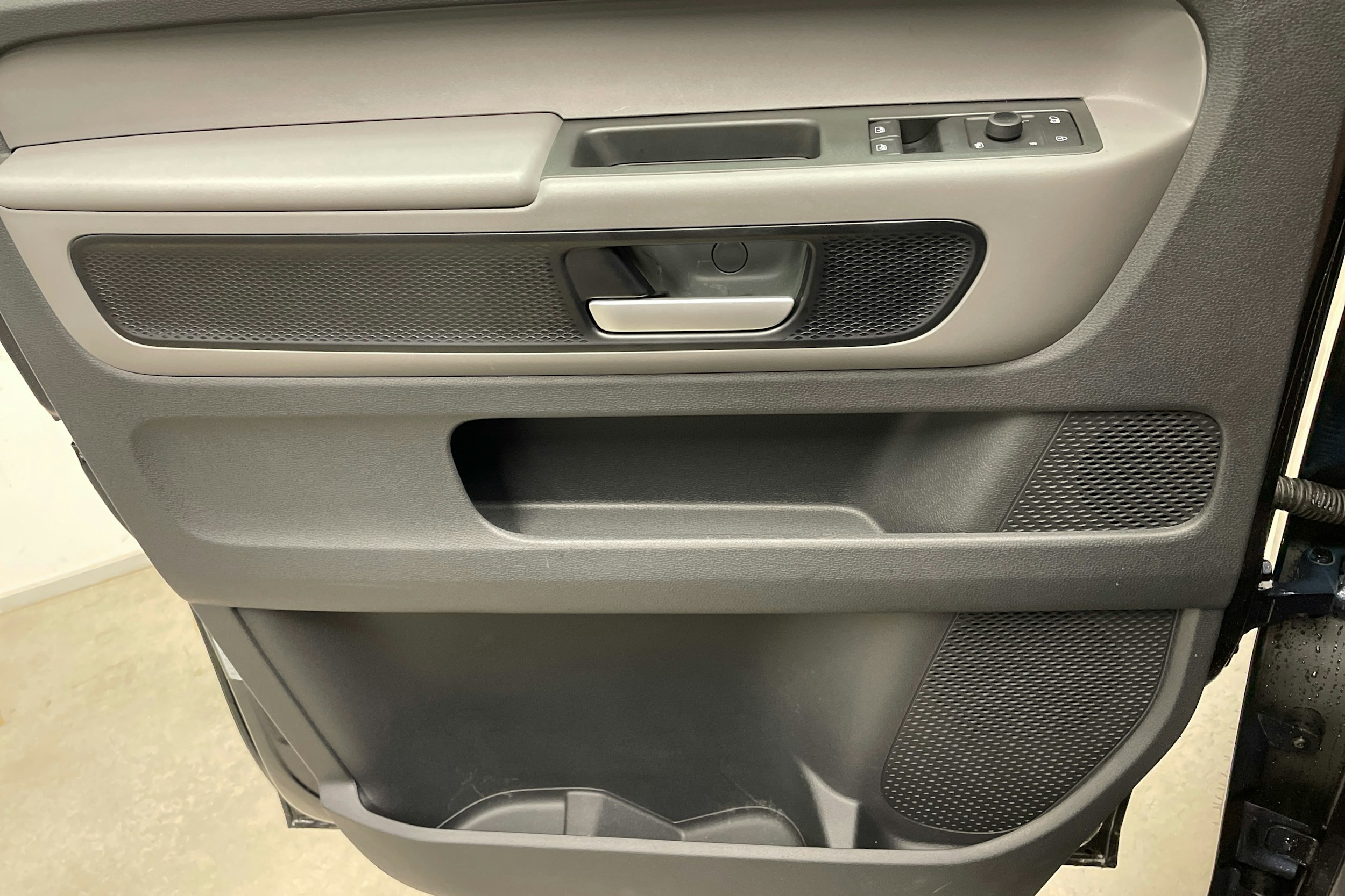 met. sininen Volkswagen ID. Buzz Cargo 2024 kuva 15.
