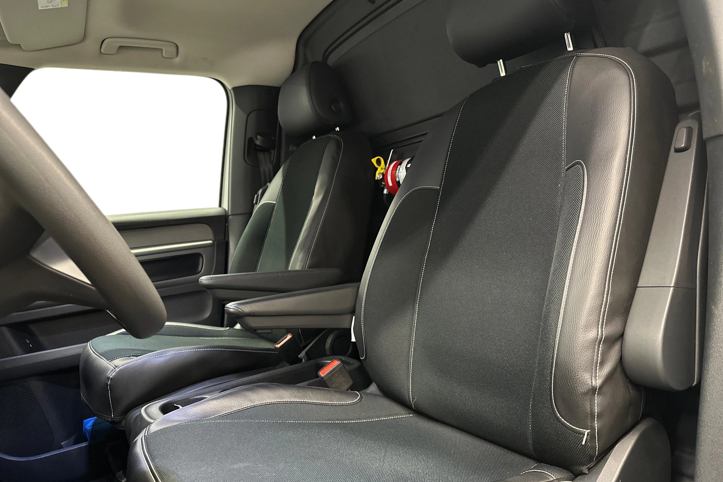 valkoinen Volkswagen ID. Buzz Cargo 2024 kuva 8.