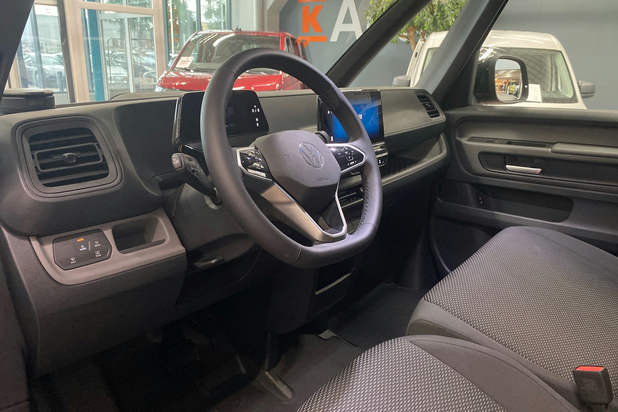 met. musta Volkswagen ID. Buzz Cargo 2024 kuva 6.