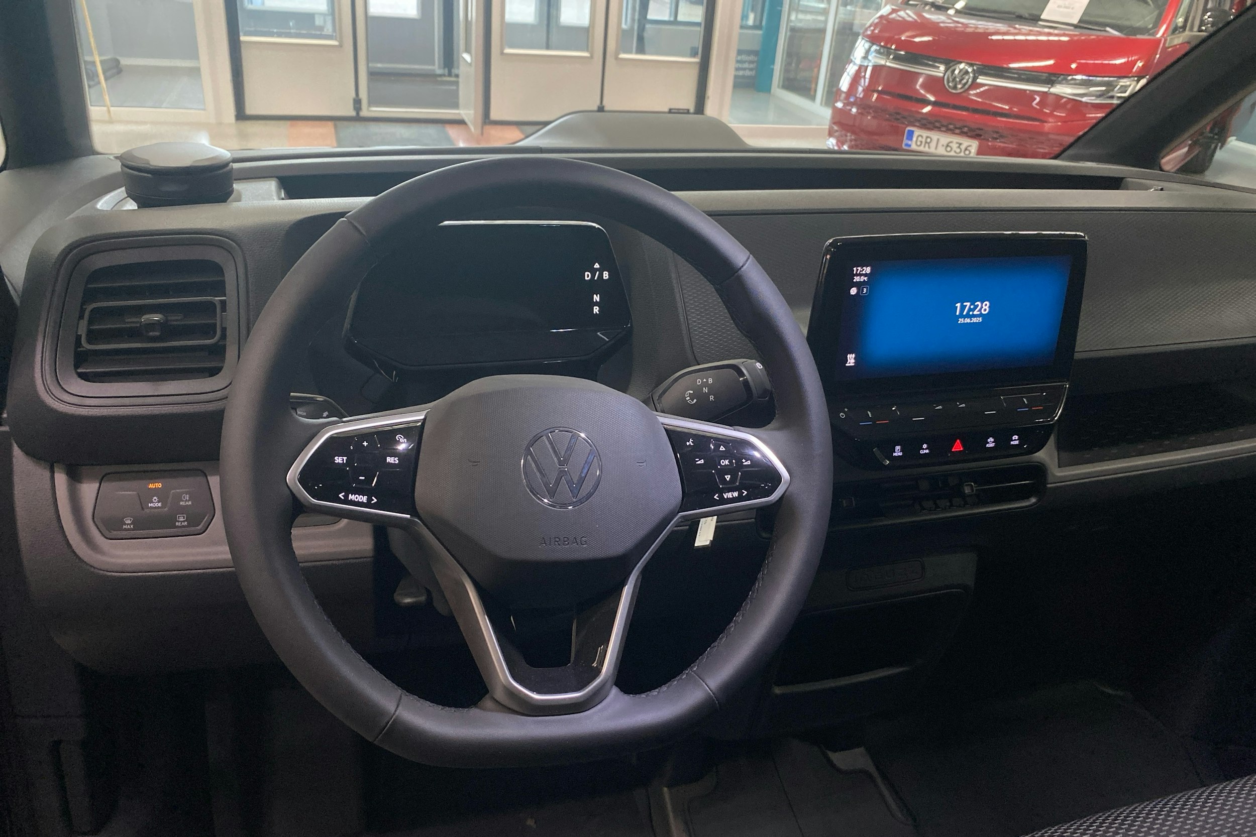 met. musta Volkswagen ID. Buzz Cargo 2024 kuva 7.