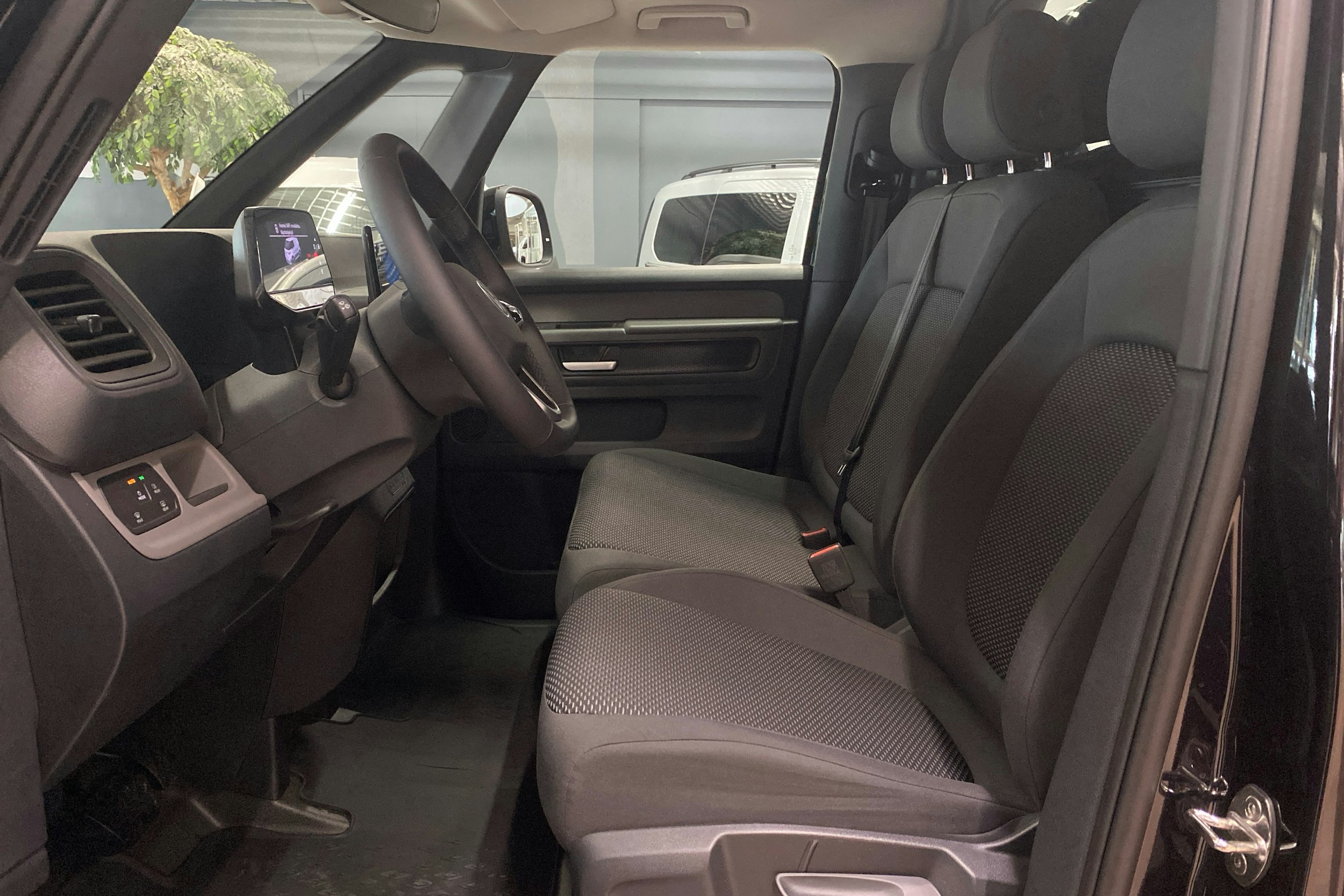 met. musta Volkswagen ID. Buzz Cargo 2024 kuva 8.