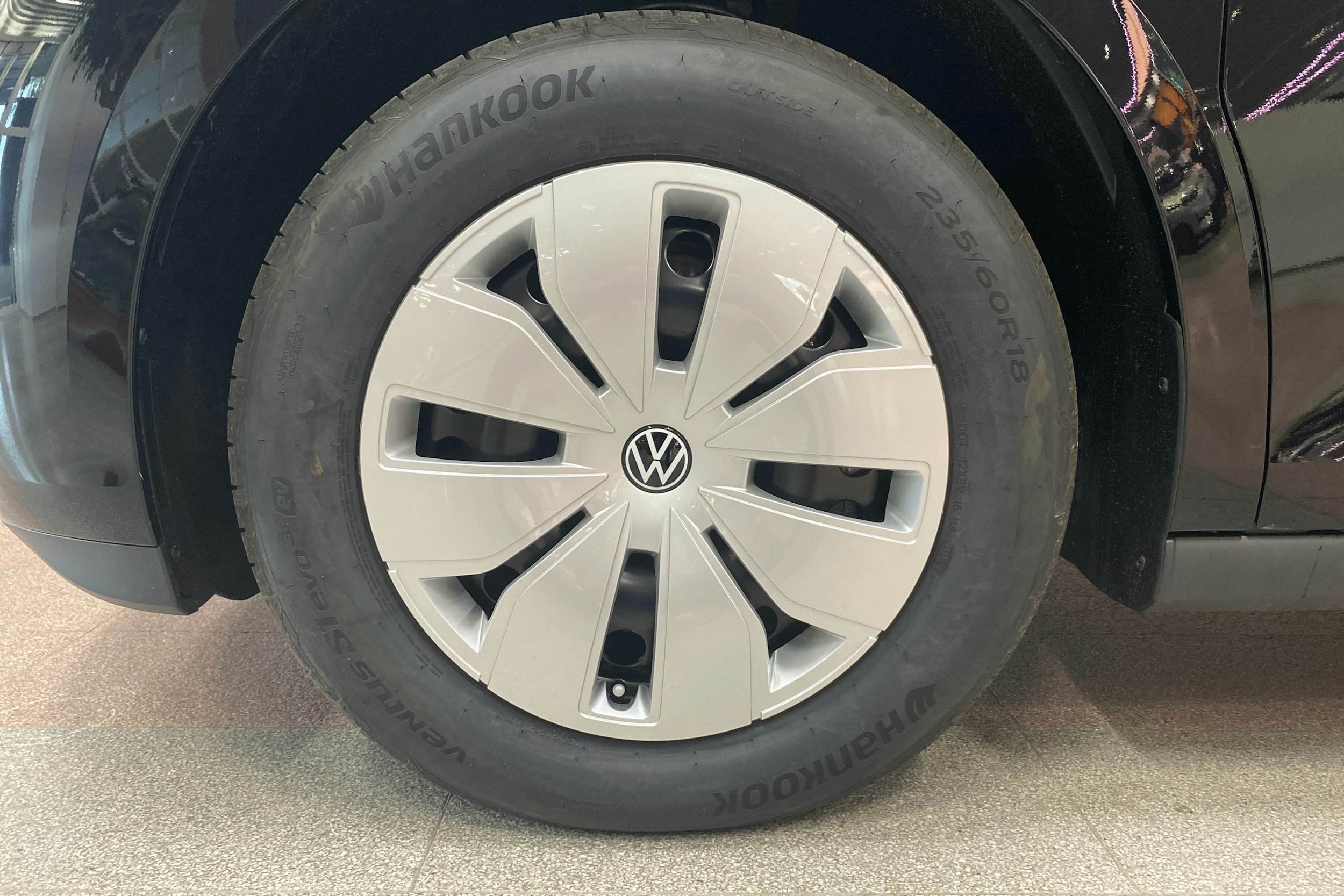 met. musta Volkswagen ID. Buzz Cargo 2024 kuva 9.