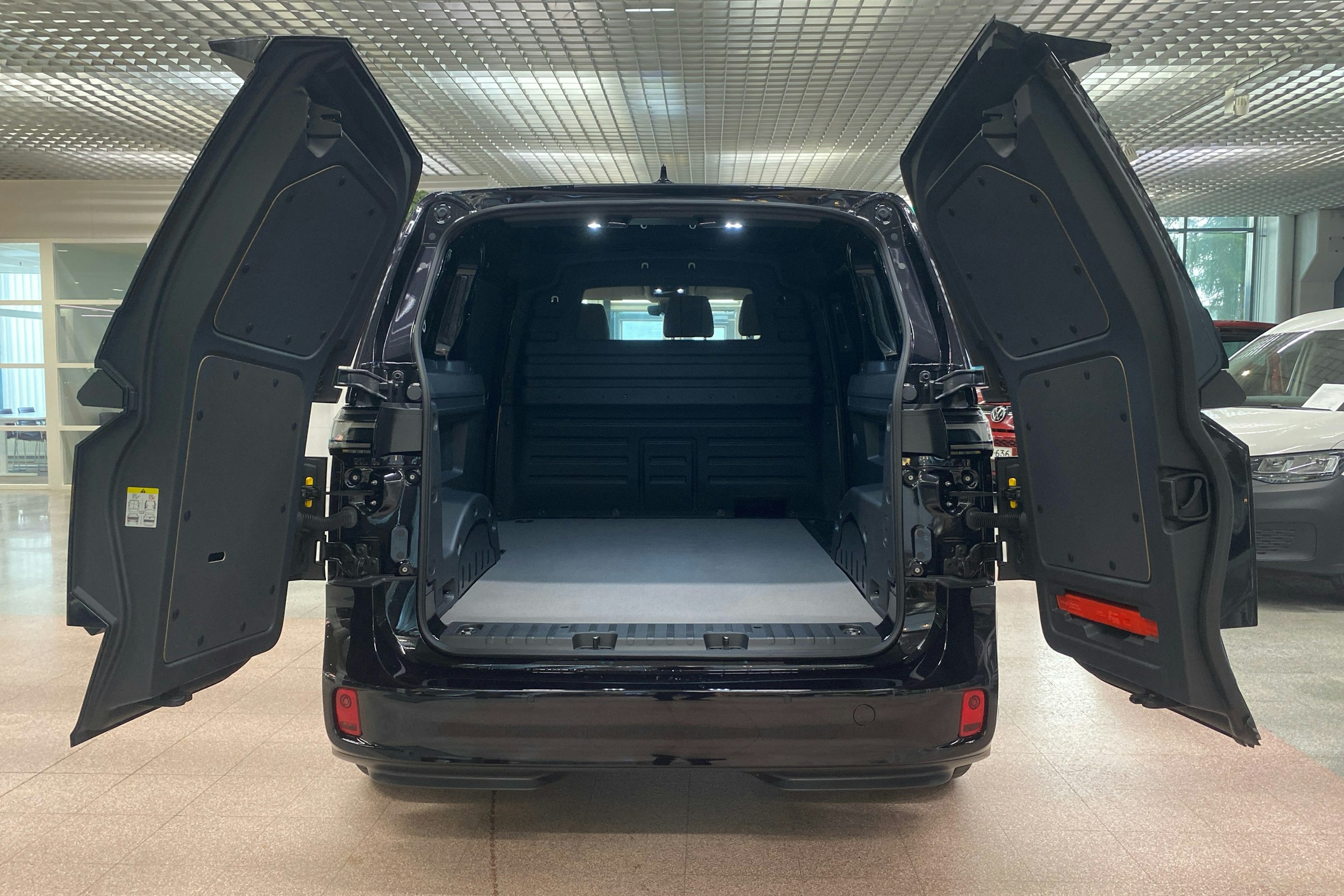 met. musta Volkswagen ID. Buzz Cargo 2024 kuva 10.