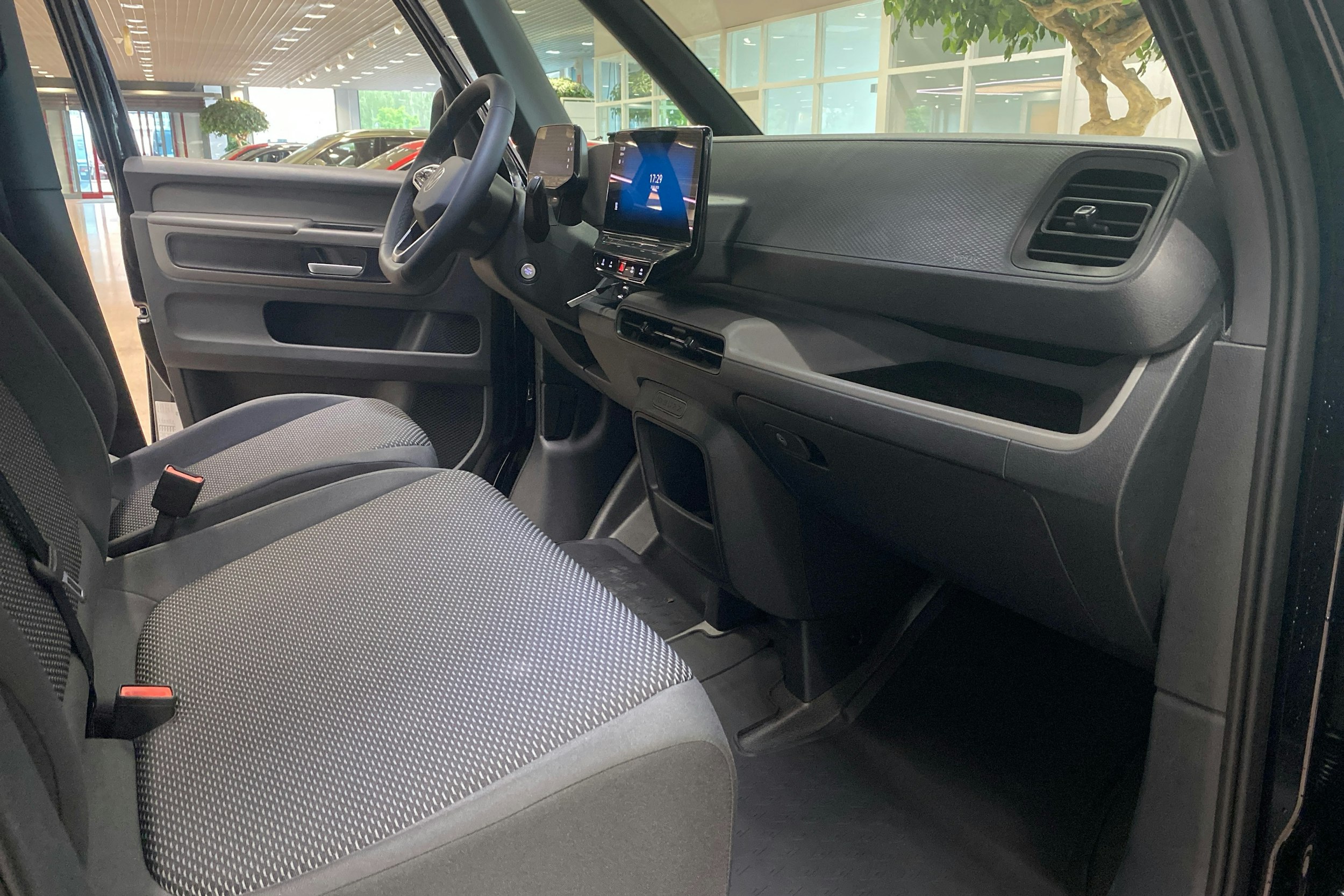 met. musta Volkswagen ID. Buzz Cargo 2024 kuva 12.