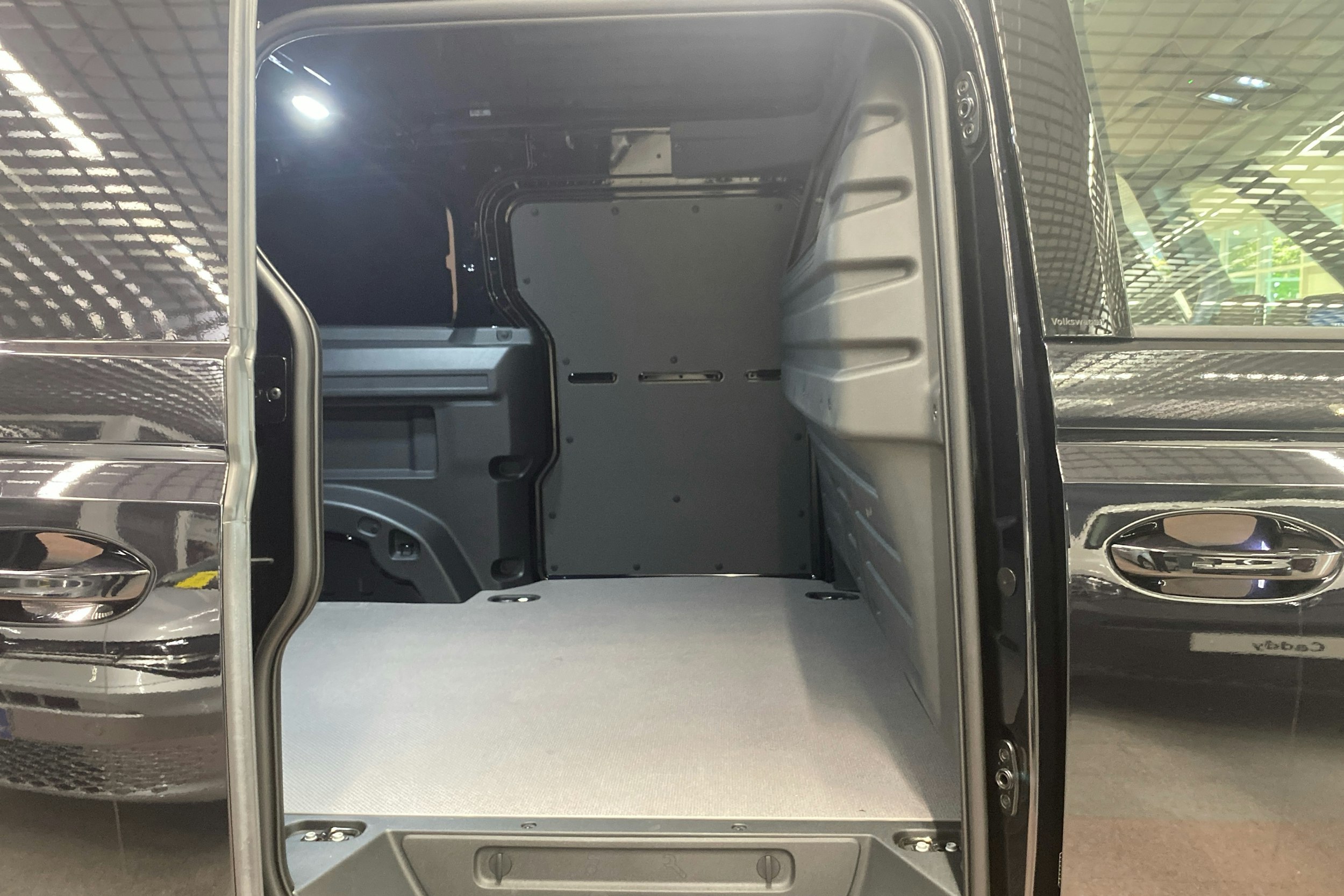 met. musta Volkswagen ID. Buzz Cargo 2024 kuva 13.