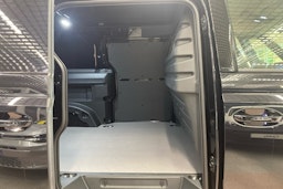 met. musta Volkswagen ID. Buzz Cargo 2024 kuva 13.