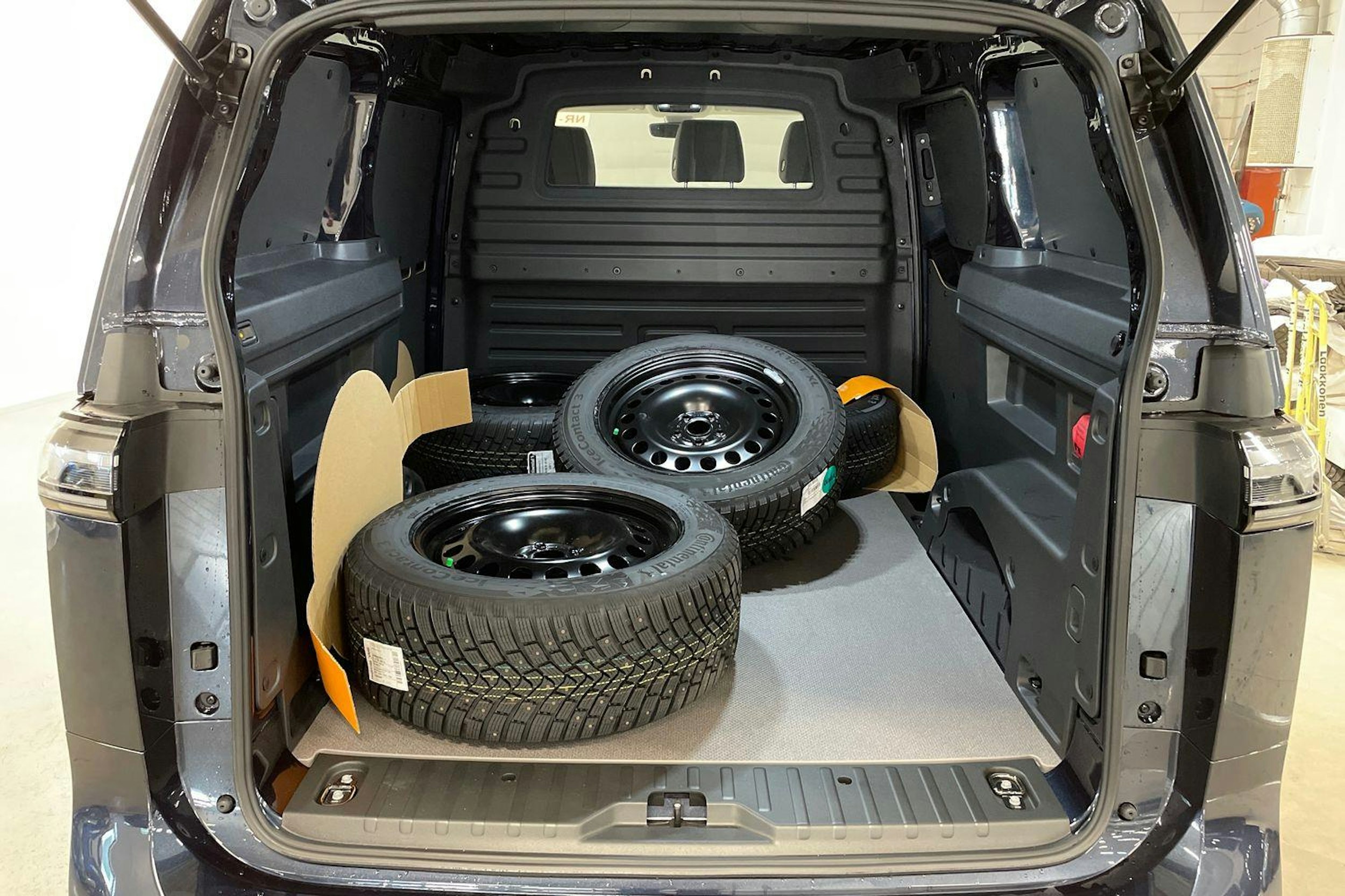 sininen Volkswagen ID. Buzz Cargo 2024 kuva 8.