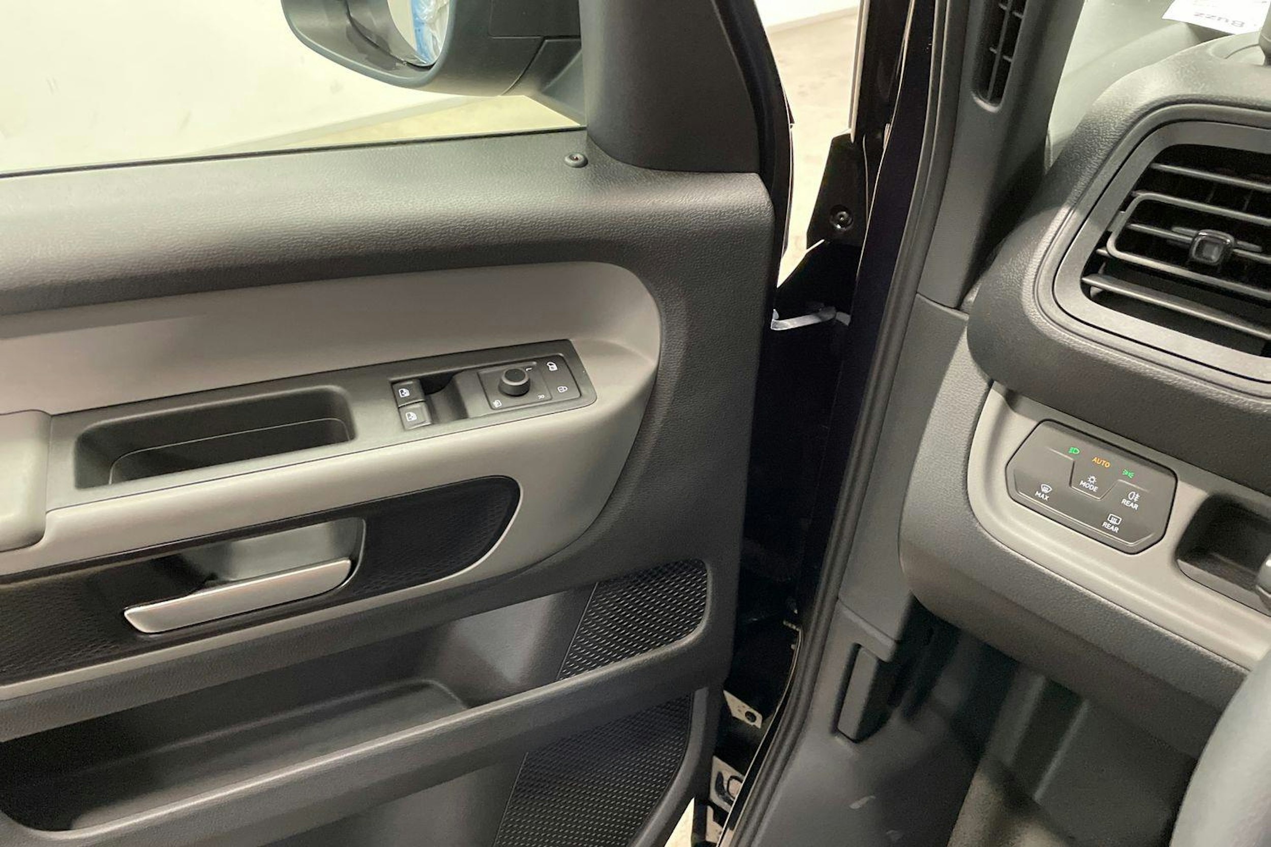 sininen Volkswagen ID. Buzz Cargo 2024 kuva 12.
