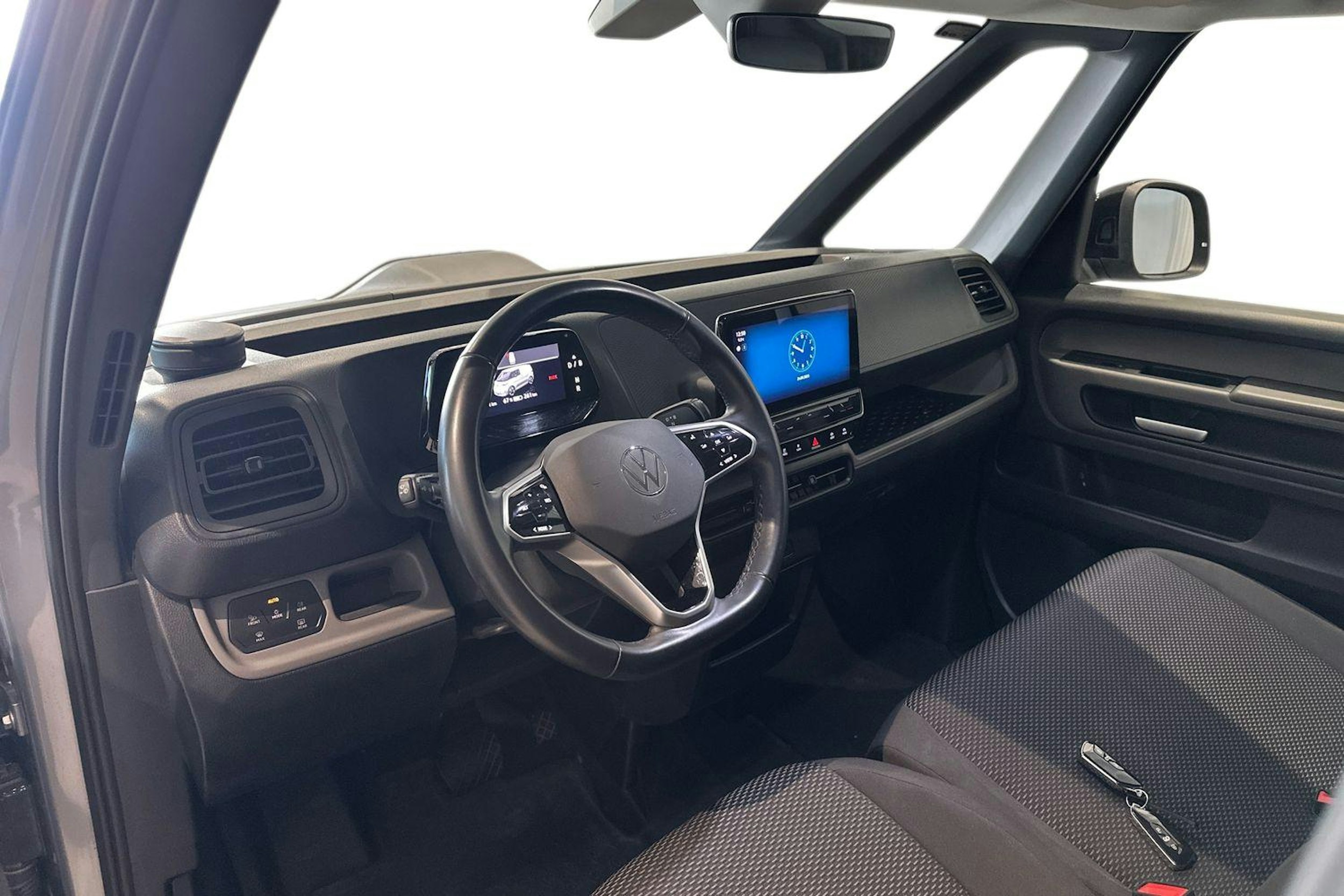 harmaa Volkswagen ID. Buzz Cargo 2024 kuva 9.