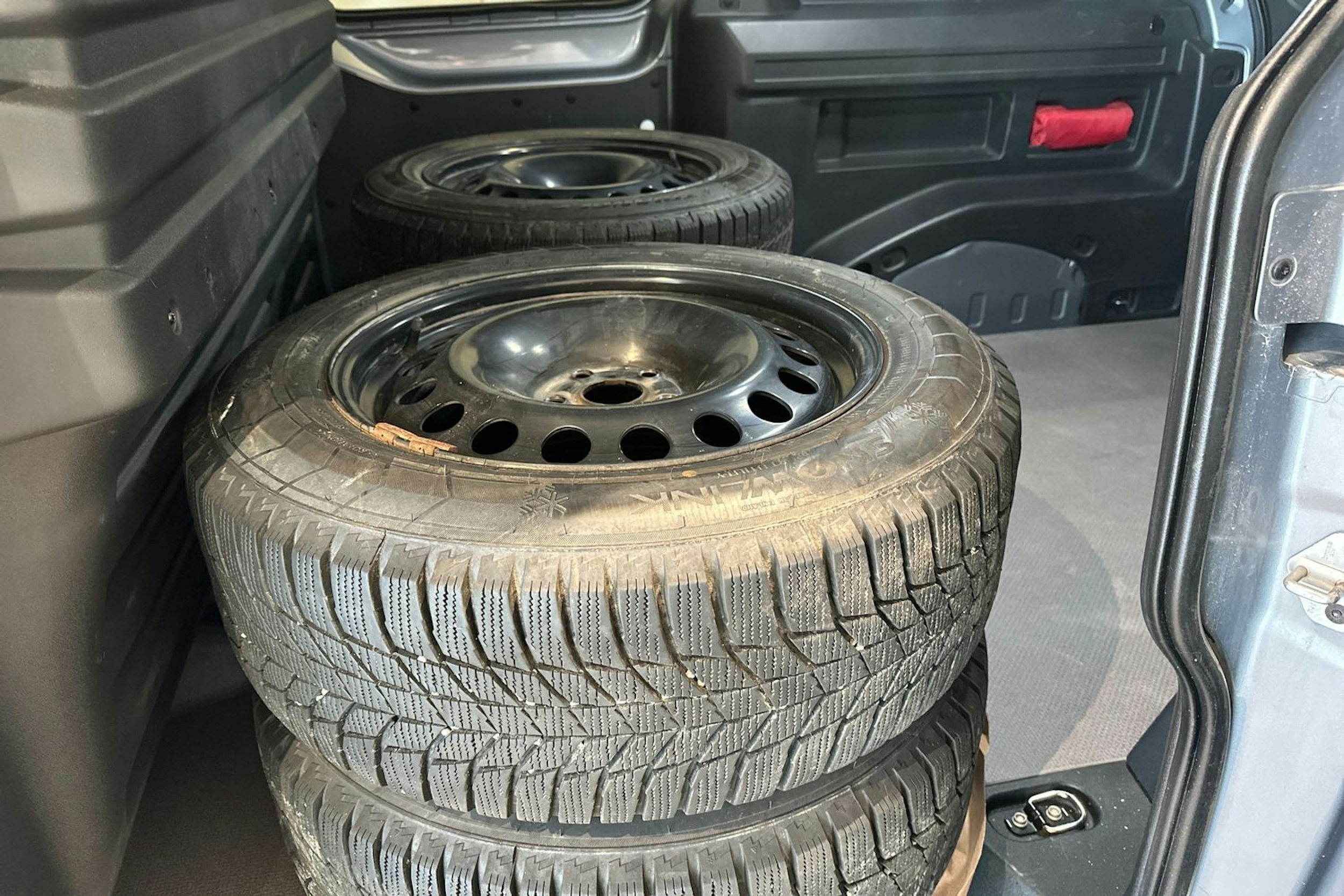 harmaa Volkswagen ID. Buzz Cargo 2024 kuva 12.