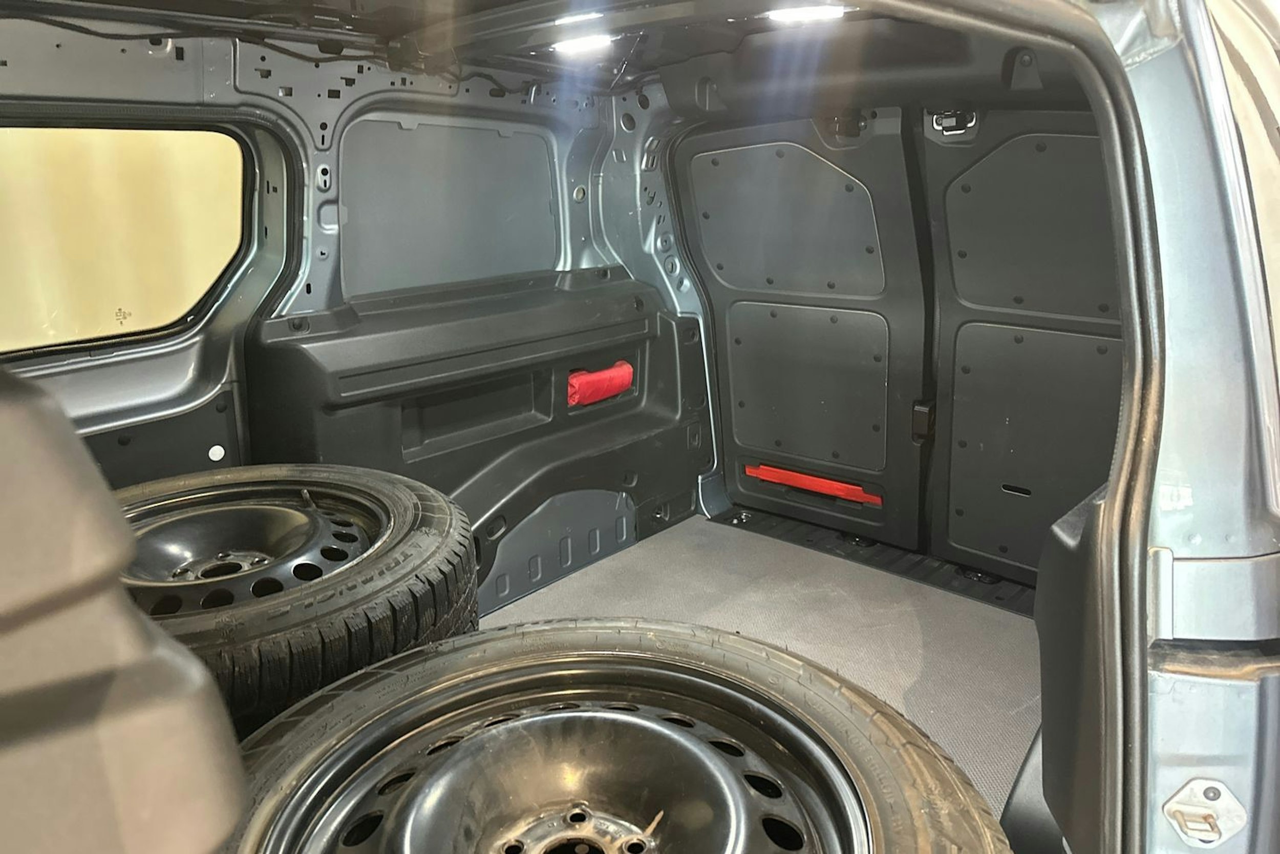 harmaa Volkswagen ID. Buzz Cargo 2024 kuva 13.