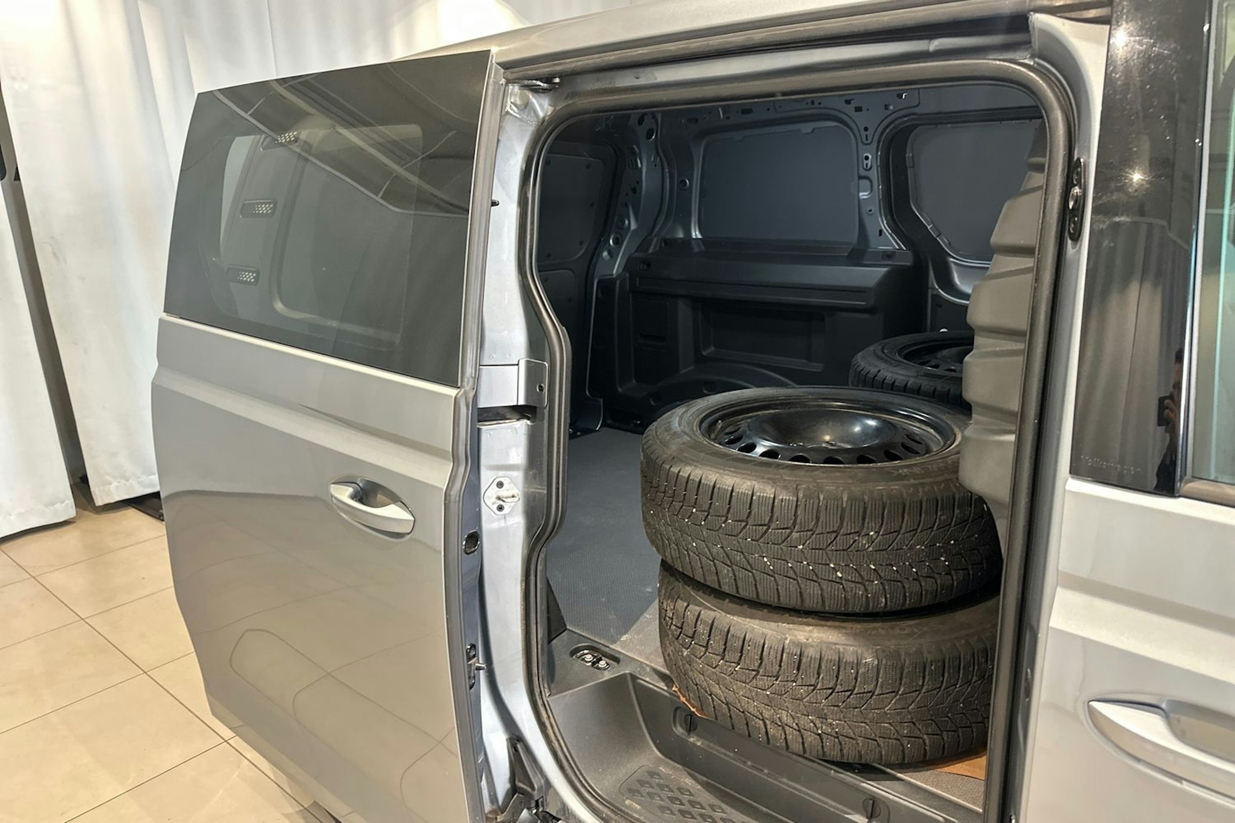 harmaa Volkswagen ID. Buzz Cargo 2024 kuva 14.