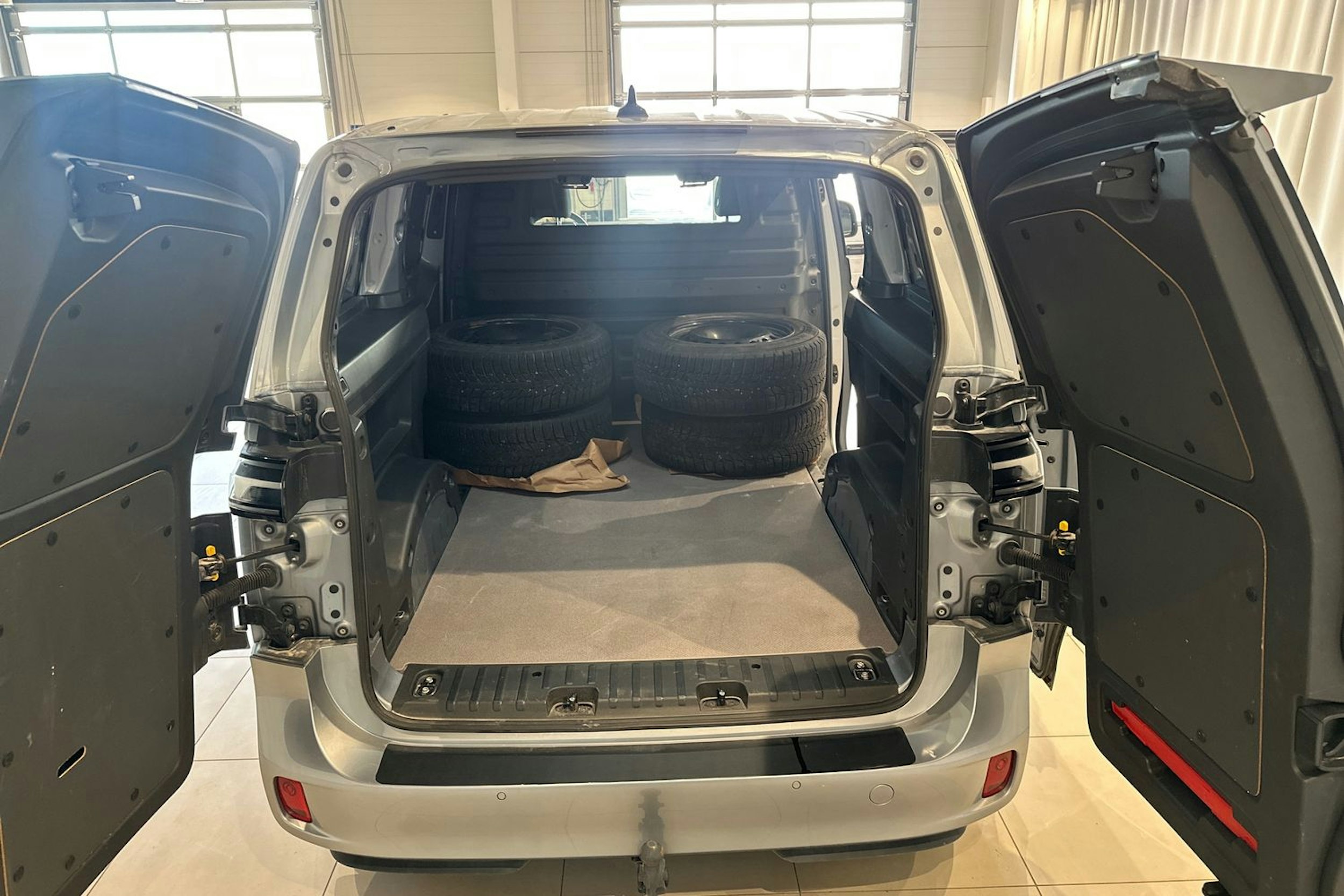 harmaa Volkswagen ID. Buzz Cargo 2024 kuva 15.